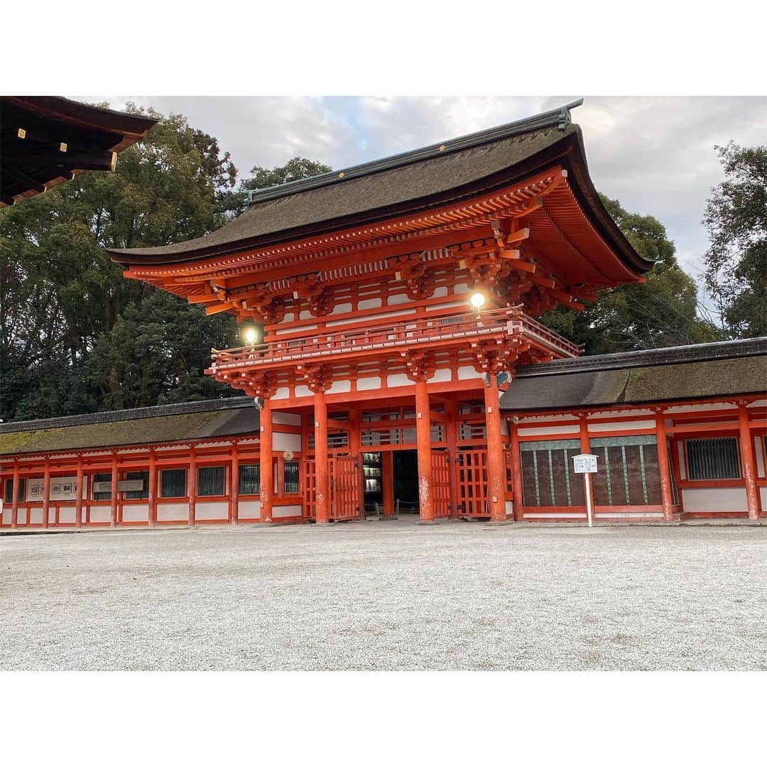 影山祥子さんのインスタグラム写真 - (影山祥子Instagram)「birthday旅行⛩下鴨神社⛩編 . 世界遺産なんだって🥰⛩ でもうちら入ってくるところ間違えたみたいで正面から入ってなかったみたい🧐 ま、大丈夫よね☺️🤟 すごく綺麗な⛩だった🤗 水みくじがあって、きゃっきゃやってたら急にロケが来るもんだから、私たち追いやられた←☺️w 水みくじは大吉で、久しぶりに大吉で嬉しかったな🥰 その前に引いたのは小吉だったけど← 塗り替え☺️✨ . . . #京都　#下鴨神社　#京都観光　#世界遺産　#京都巡り　#まだまだ　#続きます　#京都旅行　#最高　#国分太一がロケしてた　#おみくじ　#大吉　#良い事ありますように　#kyoto」2月22日 14時49分 - sacco324