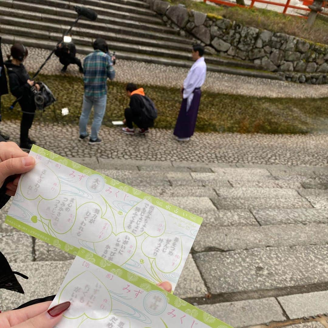 影山祥子さんのインスタグラム写真 - (影山祥子Instagram)「birthday旅行⛩下鴨神社⛩編 . 世界遺産なんだって🥰⛩ でもうちら入ってくるところ間違えたみたいで正面から入ってなかったみたい🧐 ま、大丈夫よね☺️🤟 すごく綺麗な⛩だった🤗 水みくじがあって、きゃっきゃやってたら急にロケが来るもんだから、私たち追いやられた←☺️w 水みくじは大吉で、久しぶりに大吉で嬉しかったな🥰 その前に引いたのは小吉だったけど← 塗り替え☺️✨ . . . #京都　#下鴨神社　#京都観光　#世界遺産　#京都巡り　#まだまだ　#続きます　#京都旅行　#最高　#国分太一がロケしてた　#おみくじ　#大吉　#良い事ありますように　#kyoto」2月22日 14時49分 - sacco324