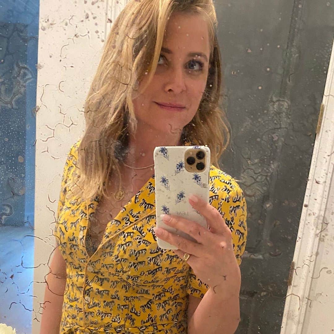 ジェシカ・キャプショーのインスタグラム：「I’m not gonna lie...I kind of had a good hair day and I thought I should document and share? 🤷🏼‍♀️💁🏼‍♀️😂」