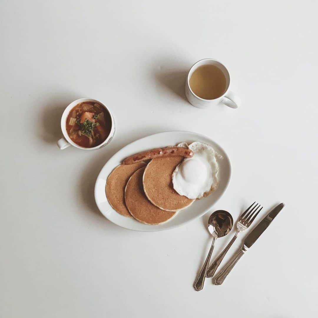 yuiのインスタグラム：「pancake lunch 🍽 毎日毎食ロカボメニュー。 旦那さん特製ミネストローネと、低糖質パンケーキ。低糖質のメープル風シロップも買ったのでそれでなんとか甘いもの食べたい欲をしのいでいます😭(でもあんまりおいしくなーい。バター&砂糖たっぷりパンケーキ食べたい。) 地味につらい妊娠糖尿病。。食事療法だけではいよいよ限界に達し、インスリンもはじめました💉😢」