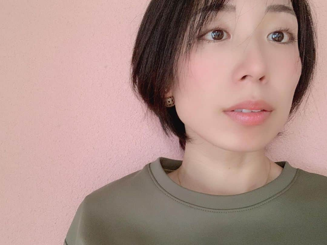 Miho Tanakaさんのインスタグラム写真 - (Miho TanakaInstagram)「リノベの提案聞く日👂﻿ ﻿ 我が家は相見積もりを2社にお願い中です。﻿ どんな話が聞けるか楽しみ💓﻿ ﻿ ﻿ ﻿ メイク💄﻿ マスクするからって、下半分するの面倒くさくなってる人、手ーあげて🙋‍♀️←わたしだけ？﻿ ﻿ ﻿ _____________﻿ ﻿#リノベーション　#戸建てリノベーション #戸建て　#リノベ　 #メイク　#ズボラ主婦 ﻿ #fashion #instafashion #mamafashion﻿ #mama #ootd #outfit #code #style #collection #look #ファッション　#コーディネート　#ママファッション　#ママコーデ　#シンプルコーデ　#大人カジュアル　#ハンサムショート　#黒髪　#黒髪ショート　#大人ショート　#黒髪アレンジ ﻿」2月22日 14時50分 - mie__blogger