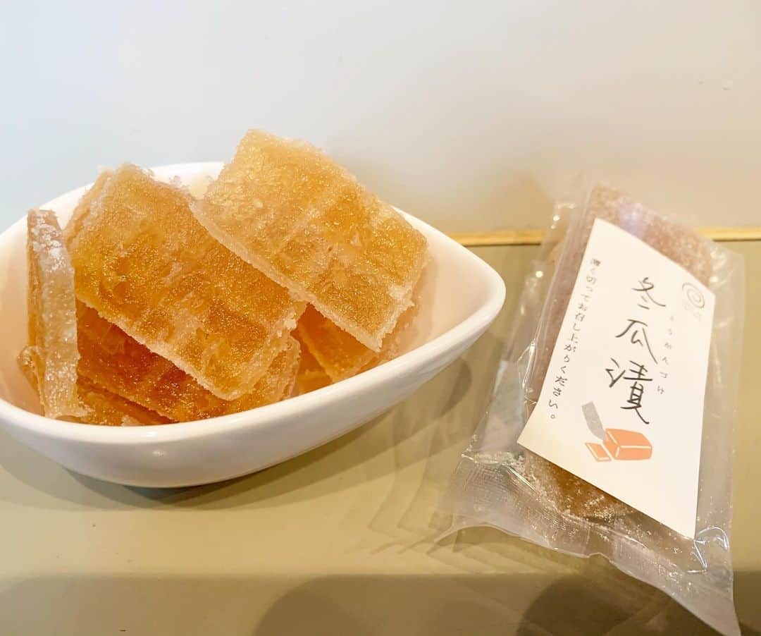 原田麻子さんのインスタグラム写真 - (原田麻子Instagram)「冬瓜漬け  沖縄の、冬瓜でつくる和菓子。 沖縄では謝花きっぱんさんが有名だけれど、今回羊羊さんにお邪魔したので、狙っていたちまきとともに買ってみました。  最初、お漬物だからしょっぱいやつだとおもっていたので、 お砂糖漬けときいて興味が。  ジャリっとしたお砂糖とべっこうのようなあまじょっぱい？感じが、お野菜のそれからできたとは思えない。  おすそ分け。  #羊羊#沖縄」2月22日 14時51分 - achakoko