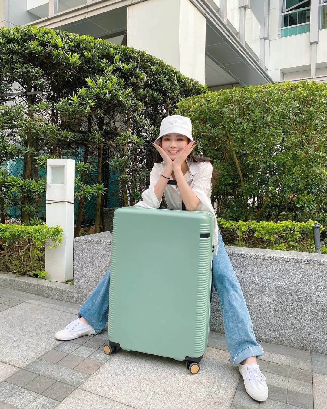 張香香さんのインスタグラム写真 - (張香香Instagram)「我只有一個超大32吋的行李箱 兩三天的小旅行拖著它實在不是很方便 現在終於有了一個比較剛好的尺寸 它是日本製的 @ace.taiwan  很能裝又輕巧的行李箱 還有貼心的煞車設計 搭乘公車、電車時 按下開關就能防止滑動 這看似不起眼的小設計 在實際使用上真的很方便 不會在電車捷運上滑來滑去不小心撞到別人🤣 - 行李箱型號: Washboard-Z #acetaiwan #washboard #travel #トラベル #acejapan #ace #行李箱 #旅行好きな人と繋がりたい」2月22日 14時52分 - m40925