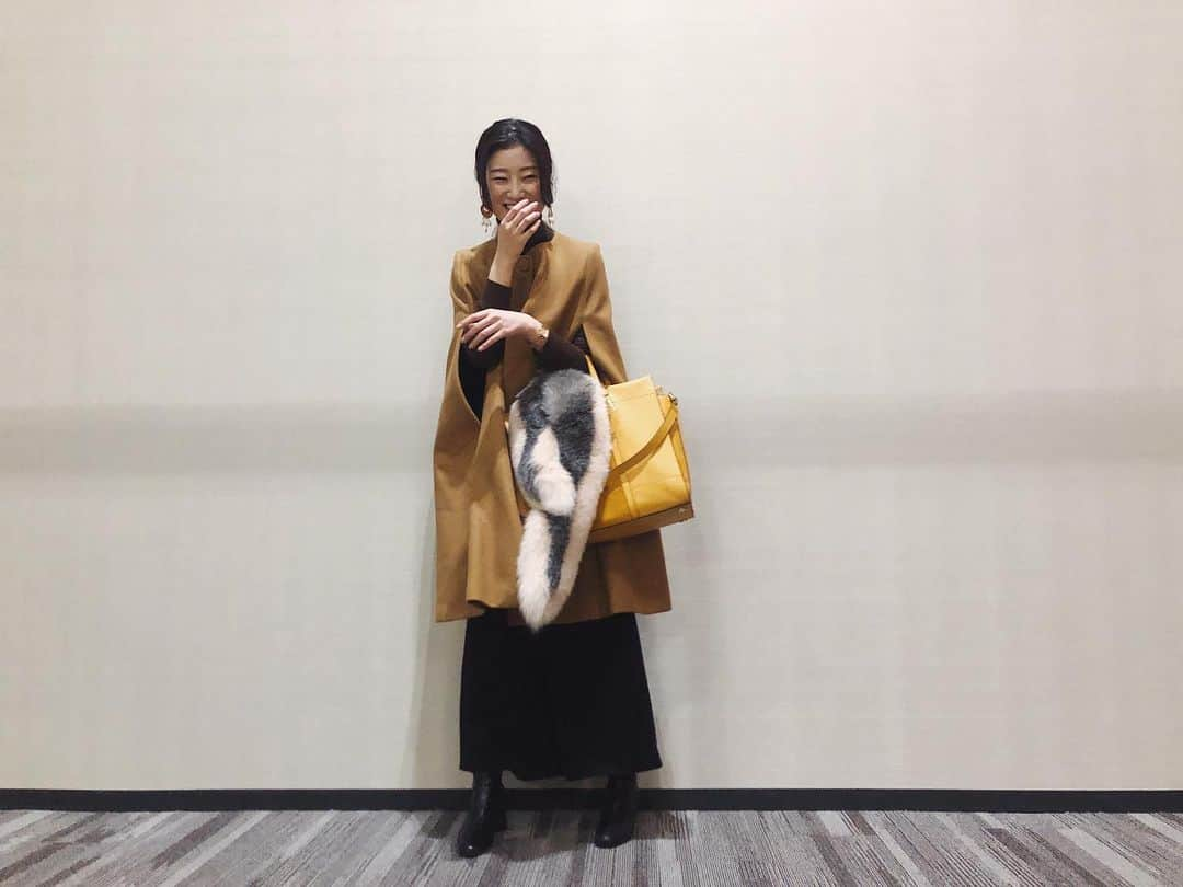 福井千佳さんのインスタグラム写真 - (福井千佳Instagram)「. . #coordinate 👗 . 段々と近付いてくる、ワタシ。笑 . #fashioncode#fashion#ootd#ootdfashion#今日のコーデ#fossil#fossilstyle#fossilbag#新作コーデ#フォッシル#フォッシル心斎橋店#pr#ケープコート#ファーストール#お仕事コーデ . . インパクト大なbagのお色と 特徴的なコートの形。 . トーンを合わせると、まるっと纏まる。 . . 褒められbagは @fossil の新作。 前にもご紹介した"CARMEN"キャメルスエードの色違い、マスタードゴールドです＾＾✨ . A4がすっぽり！っていうのが、荷物の多い私にやっぱりハマる。 . . 今回は革とスエードを組み合わせた春っぽデザイン！ 今期は春夏もスエードを持つのが粋、だって。素敵。 . ユニセックスで使える。 実際、男の方からの欲しいコールの方が多いかも。 . . アクセサリーは、お色味合わせて @c_madebychika 💍 . . #model#fashionmodel#모델#和装モデル#webモデル#フリーランス#freelance#福井千佳#chika_fukui#インフルエンサー#beauty#chika_fashion#handmadeaccessory#ハンドメイドアクセサリー」2月22日 14時56分 - chika291