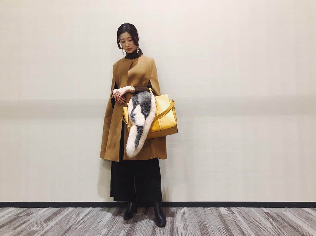 福井千佳さんのインスタグラム写真 - (福井千佳Instagram)「. . #coordinate 👗 . 段々と近付いてくる、ワタシ。笑 . #fashioncode#fashion#ootd#ootdfashion#今日のコーデ#fossil#fossilstyle#fossilbag#新作コーデ#フォッシル#フォッシル心斎橋店#pr#ケープコート#ファーストール#お仕事コーデ . . インパクト大なbagのお色と 特徴的なコートの形。 . トーンを合わせると、まるっと纏まる。 . . 褒められbagは @fossil の新作。 前にもご紹介した"CARMEN"キャメルスエードの色違い、マスタードゴールドです＾＾✨ . A4がすっぽり！っていうのが、荷物の多い私にやっぱりハマる。 . . 今回は革とスエードを組み合わせた春っぽデザイン！ 今期は春夏もスエードを持つのが粋、だって。素敵。 . ユニセックスで使える。 実際、男の方からの欲しいコールの方が多いかも。 . . アクセサリーは、お色味合わせて @c_madebychika 💍 . . #model#fashionmodel#모델#和装モデル#webモデル#フリーランス#freelance#福井千佳#chika_fukui#インフルエンサー#beauty#chika_fashion#handmadeaccessory#ハンドメイドアクセサリー」2月22日 14時56分 - chika291