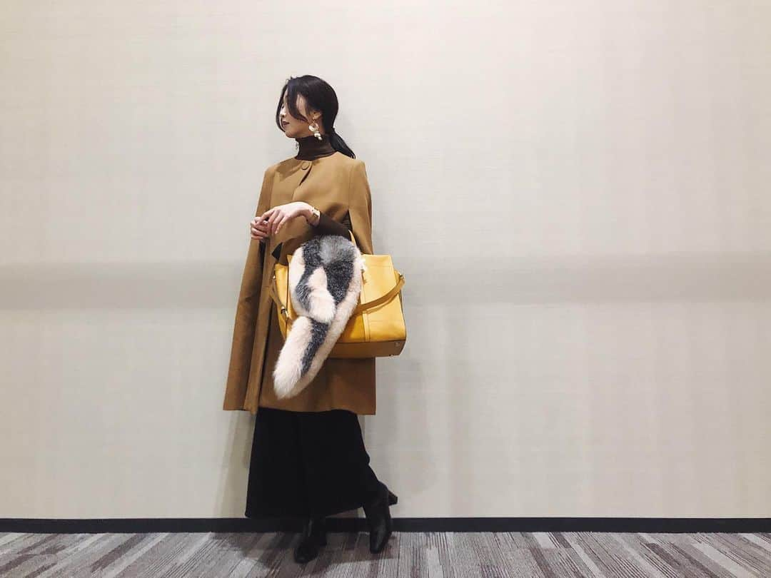 福井千佳さんのインスタグラム写真 - (福井千佳Instagram)「. . #coordinate 👗 . 段々と近付いてくる、ワタシ。笑 . #fashioncode#fashion#ootd#ootdfashion#今日のコーデ#fossil#fossilstyle#fossilbag#新作コーデ#フォッシル#フォッシル心斎橋店#pr#ケープコート#ファーストール#お仕事コーデ . . インパクト大なbagのお色と 特徴的なコートの形。 . トーンを合わせると、まるっと纏まる。 . . 褒められbagは @fossil の新作。 前にもご紹介した"CARMEN"キャメルスエードの色違い、マスタードゴールドです＾＾✨ . A4がすっぽり！っていうのが、荷物の多い私にやっぱりハマる。 . . 今回は革とスエードを組み合わせた春っぽデザイン！ 今期は春夏もスエードを持つのが粋、だって。素敵。 . ユニセックスで使える。 実際、男の方からの欲しいコールの方が多いかも。 . . アクセサリーは、お色味合わせて @c_madebychika 💍 . . #model#fashionmodel#모델#和装モデル#webモデル#フリーランス#freelance#福井千佳#chika_fukui#インフルエンサー#beauty#chika_fashion#handmadeaccessory#ハンドメイドアクセサリー」2月22日 14時56分 - chika291