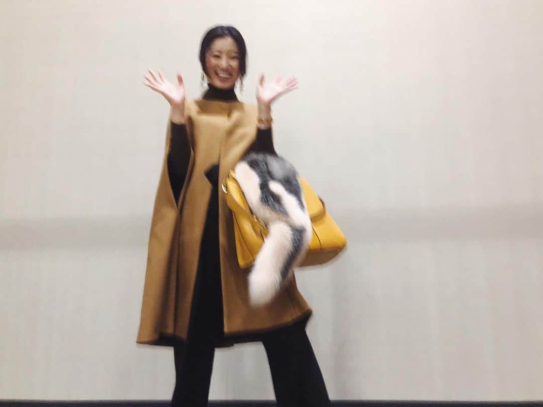 福井千佳さんのインスタグラム写真 - (福井千佳Instagram)「. . #coordinate 👗 . 段々と近付いてくる、ワタシ。笑 . #fashioncode#fashion#ootd#ootdfashion#今日のコーデ#fossil#fossilstyle#fossilbag#新作コーデ#フォッシル#フォッシル心斎橋店#pr#ケープコート#ファーストール#お仕事コーデ . . インパクト大なbagのお色と 特徴的なコートの形。 . トーンを合わせると、まるっと纏まる。 . . 褒められbagは @fossil の新作。 前にもご紹介した"CARMEN"キャメルスエードの色違い、マスタードゴールドです＾＾✨ . A4がすっぽり！っていうのが、荷物の多い私にやっぱりハマる。 . . 今回は革とスエードを組み合わせた春っぽデザイン！ 今期は春夏もスエードを持つのが粋、だって。素敵。 . ユニセックスで使える。 実際、男の方からの欲しいコールの方が多いかも。 . . アクセサリーは、お色味合わせて @c_madebychika 💍 . . #model#fashionmodel#모델#和装モデル#webモデル#フリーランス#freelance#福井千佳#chika_fukui#インフルエンサー#beauty#chika_fashion#handmadeaccessory#ハンドメイドアクセサリー」2月22日 14時56分 - chika291