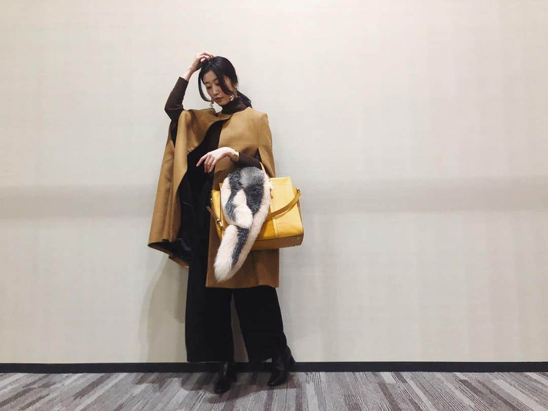 福井千佳さんのインスタグラム写真 - (福井千佳Instagram)「. . #coordinate 👗 . 段々と近付いてくる、ワタシ。笑 . #fashioncode#fashion#ootd#ootdfashion#今日のコーデ#fossil#fossilstyle#fossilbag#新作コーデ#フォッシル#フォッシル心斎橋店#pr#ケープコート#ファーストール#お仕事コーデ . . インパクト大なbagのお色と 特徴的なコートの形。 . トーンを合わせると、まるっと纏まる。 . . 褒められbagは @fossil の新作。 前にもご紹介した"CARMEN"キャメルスエードの色違い、マスタードゴールドです＾＾✨ . A4がすっぽり！っていうのが、荷物の多い私にやっぱりハマる。 . . 今回は革とスエードを組み合わせた春っぽデザイン！ 今期は春夏もスエードを持つのが粋、だって。素敵。 . ユニセックスで使える。 実際、男の方からの欲しいコールの方が多いかも。 . . アクセサリーは、お色味合わせて @c_madebychika 💍 . . #model#fashionmodel#모델#和装モデル#webモデル#フリーランス#freelance#福井千佳#chika_fukui#インフルエンサー#beauty#chika_fashion#handmadeaccessory#ハンドメイドアクセサリー」2月22日 14時56分 - chika291