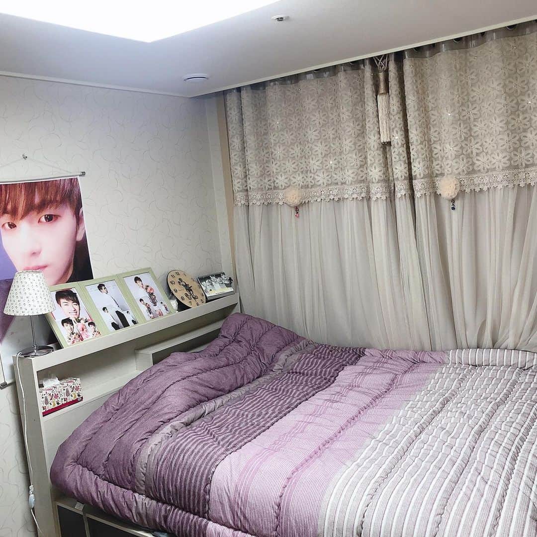 ヒョクジン のインスタグラム：「내가 없는 곳이 없는 우리집 🏠  엄마 불끄면 무서워 누가 자꾸 쳐다보는것같아 😯 #어머니감성 #집꾸미기」