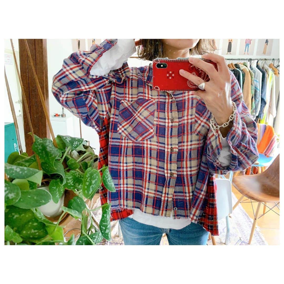 李ヒャンさんのインスタグラム写真 - (李ヒャンInstagram)「風強いけど、あったかい☀️ 早く着たかった入荷中のリメイク2way flannel check shirts。 今日はロンTと重ね着。 ノーカラーなので重ね着した時の首回りがすっきり見えて良きです👍 カシュクールっぽく女性らしくも着れるので色々着回しもできますよ。 あ、あと記念ロンTもリクエスト多数いただき再入荷しております。 これ本当に使えるから私ももう１枚買い足そうかな〜。 ぜひチェックしてみてください♡ #fashion #style #ootd #outfits #herfee #remake #flannelshirt」2月22日 14時57分 - 73hyang