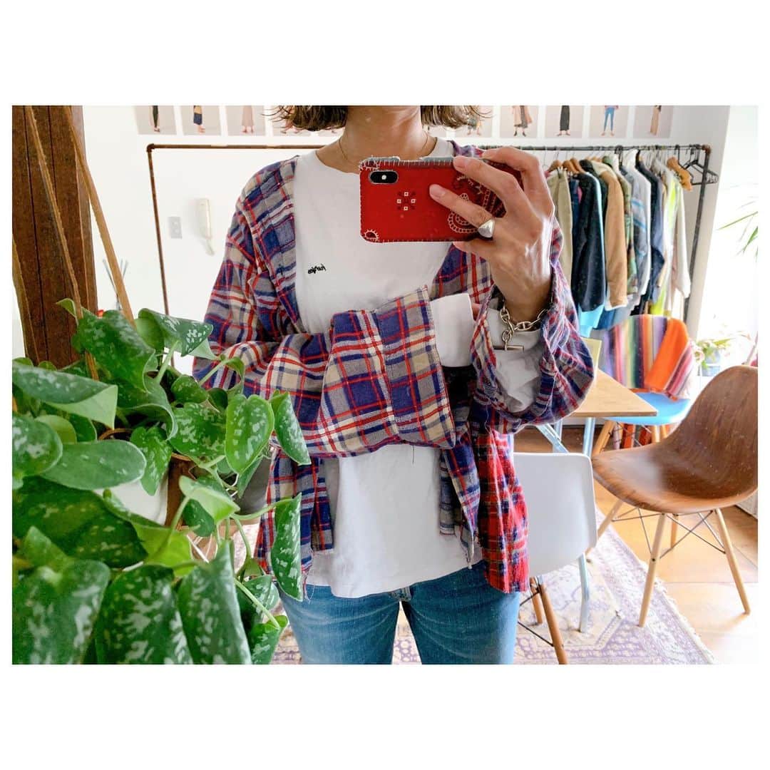 李ヒャンさんのインスタグラム写真 - (李ヒャンInstagram)「風強いけど、あったかい☀️ 早く着たかった入荷中のリメイク2way flannel check shirts。 今日はロンTと重ね着。 ノーカラーなので重ね着した時の首回りがすっきり見えて良きです👍 カシュクールっぽく女性らしくも着れるので色々着回しもできますよ。 あ、あと記念ロンTもリクエスト多数いただき再入荷しております。 これ本当に使えるから私ももう１枚買い足そうかな〜。 ぜひチェックしてみてください♡ #fashion #style #ootd #outfits #herfee #remake #flannelshirt」2月22日 14時57分 - 73hyang