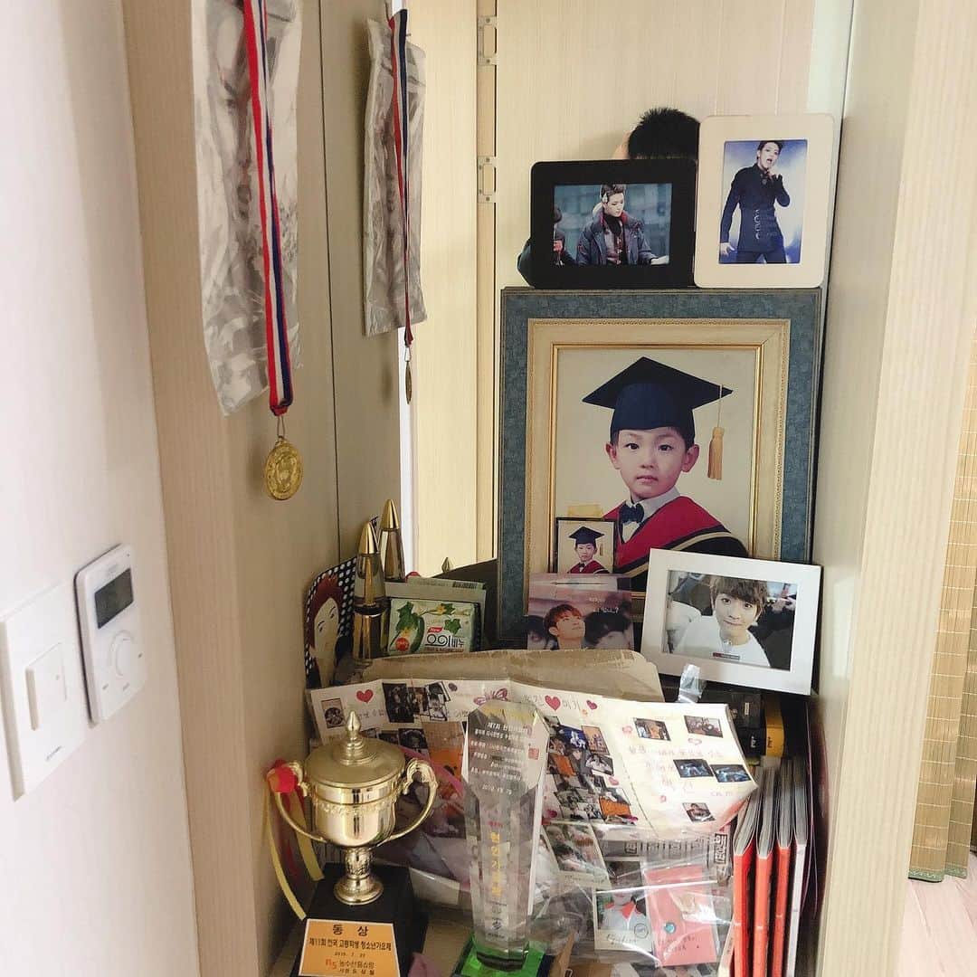 ヒョクジン さんのインスタグラム写真 - (ヒョクジン Instagram)「내가 없는 곳이 없는 우리집 🏠  엄마 불끄면 무서워 누가 자꾸 쳐다보는것같아 😯 #어머니감성 #집꾸미기」2月22日 14時57分 - 100per_hj