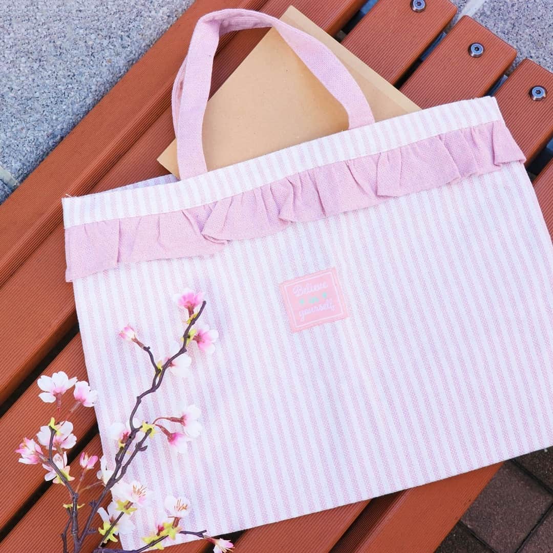 3COINSさんのインスタグラム写真 - (3COINSInstagram)「🌸 店舗限定 🌸⠀ ⠀ ⠀ ⠀ 入荷がない店舗がございますので、お立ち寄り店舗までお問い合わせください。⠀ ⠀ ⠀ ⠀ レッスンバッグ⠀ (約)H27×W34×D6cm⠀ ⠀ 各 300円(税込330円)⠀ ⠀ ⠀ 連絡袋⠀ (約)H25×34.5cm⠀ ⠀ 300円(税込330円)⠀ ⠀ ⠀ ⠀ 入園・入学準備にオススメ◎⠀ ⠀ どちらも、ピンクとネイビーの2色ご用意しております☺️⠀ ⠀ ⠀ 店舗により在庫が異なりますので、お立ち寄りの店舗までお問い合わせください。⠀ ⠀ ⠀ ⠀ #3COINS #スリーコインズ #スリコ #プチプラ #プチプラ部 #新商品 #新商品情報 #キッズ #KIDS #入学準備 #入園準備 #キッズアイテム #お子さま #こども #こどもと暮らす #子供 #子ども #子供のいる暮らし #入園準備 #入学 #入園 #準備 #新生活 #新生活準備 #新生活応援 #新学期 #新学年 #レッスンバッグ #連絡袋」2月22日 15時00分 - 3coins_official