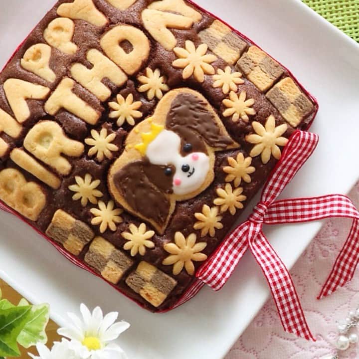 SnapDishさんのインスタグラム写真 - (SnapDishInstagram)「＊よみもの＊【チョコレート菓子の定番になりました♡クッキーブラウニー♪】 . SnapDishでは季節のお役立ち記事を毎月数回にわたり配信しています♪ 本日はもはや定番にもなりつつある、”クッキーブラウニー””をまとめた記事をご紹介！ 記事はこちらから↓↓ https://snapdish.co/books/5e214a6f6ed11f077b0cabf0/ . クッキーを埋め込んで焼く！クッキーブラウニー メッセージも焼き込んで♡ 年々可愛さが増していきます♪ . ☆今回の記事でご紹介した投稿はこちらから☆↓↓ hari-co ＊ はりこさん https://snapdish.co/d/85Cqna くっきいママさん https://snapdish.co/d/LLmTDa ゆぅさん https://snapdish.co/d/W8v9ma さえちゃんさん https://snapdish.co/d/DCn1ja tomoさん https://snapdish.co/d/O0CXja seaさん https://snapdish.co/d/nuOCma namimoさん https://snapdish.co/d/zKfySa せいこさん https://snapdish.co/d/Tmnnfa #SnapDish#スナップディッシュ #おうちごはん #AI料理カメラ #料理専用カメラ #フォトジェニックトレンド #料理好きな人と繋がりたい#器好き #料理 #手料理 #レシピ #デザート #スイーツ #おやつ #お菓子 #グルメ #手作りスイーツ #クッキーブラウニー #ブラウニー #cooking #homemade #sweets #food」2月22日 15時00分 - snapdish