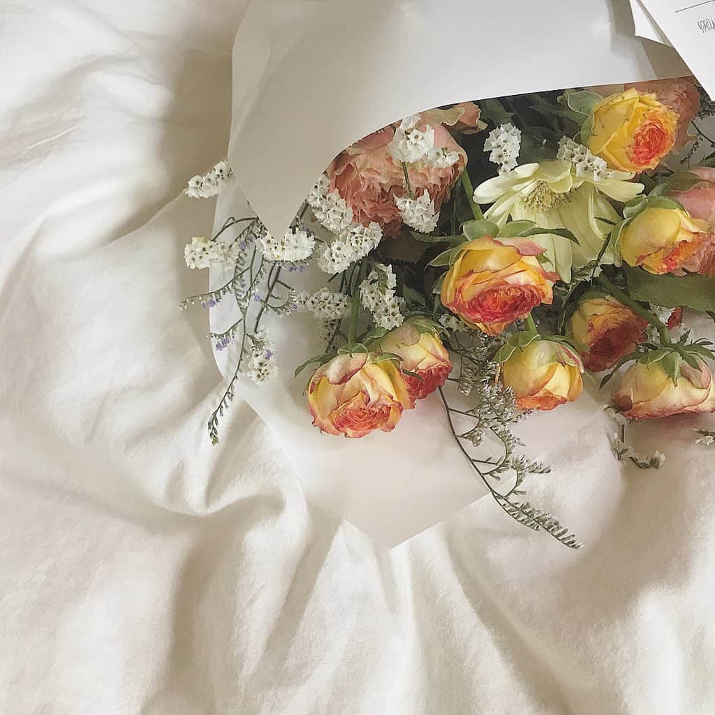 猪鼻ちひろのインスタグラム：「💐🤍 きょうは大好きなひとたちが4組も結婚した！ きのうは甥っ子のお誕生日。(ブログでアツく語りすぎた笑) みんなずっと健康で幸せでありますように 心から沢山のおめでとう♡ #結婚 #おめでとう #お誕生日おめでとう #2月21日 #甥っ子 #誕生日 #2月22日 #令和2年2月22日 #結婚するひと多そう！」