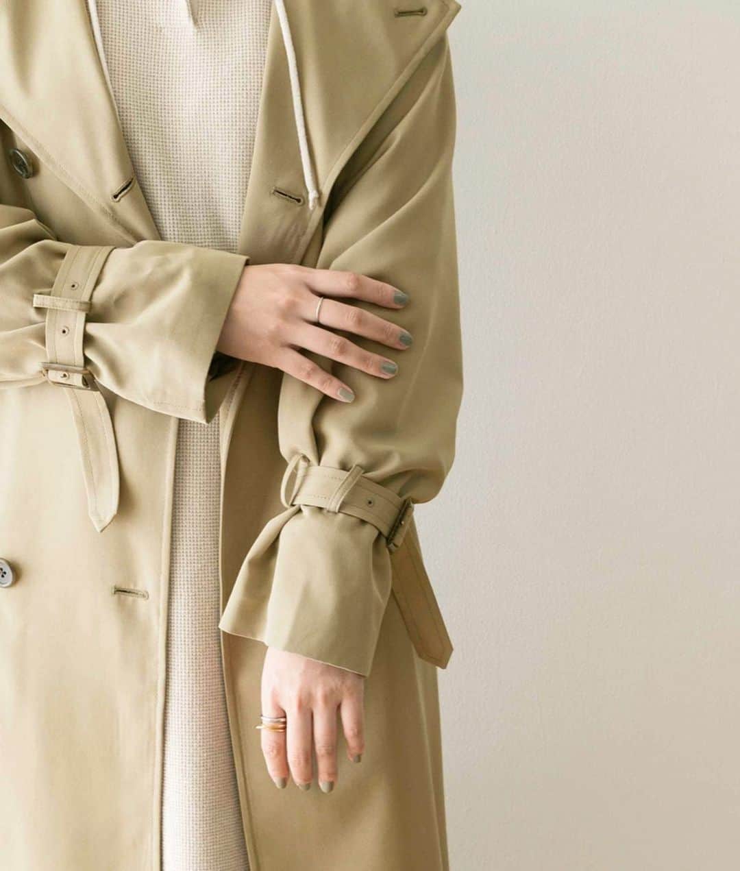 のインスタグラム：「.﻿ -SPRING OUTER-﻿ ﻿ 毎シーズン使えるトレンチコート。ノーカラータイプを選べば普段使いでもドレスアップコーデにも。﻿ ロング丈で粋でエレガントな雰囲気を。﻿ ﻿ ﻿ #springouter﻿ #urbanresearch」