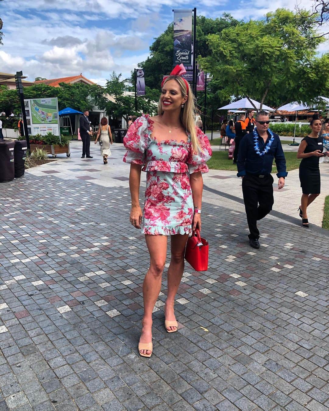エミリー・シーボームのインスタグラム：「Just a few ladies at the track and apparently a guy with a Hawaiian necklace.  #bneraces #racingfashion #summerracing #girlsdayout」