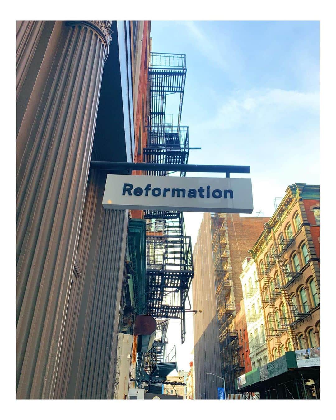 板野友美さんのインスタグラム写真 - (板野友美Instagram)「ぶらぶらしてたら 大好きな @reformation  を発見👀 調べたらSOHO近辺に3店舗もあったよ😚  ロサンゼルスのお店しか 行ったことなかったけど ニューヨークでも可愛いお洋服 たくさん買っちゃった👼 #友style」2月22日 15時04分 - tomo.i_0703