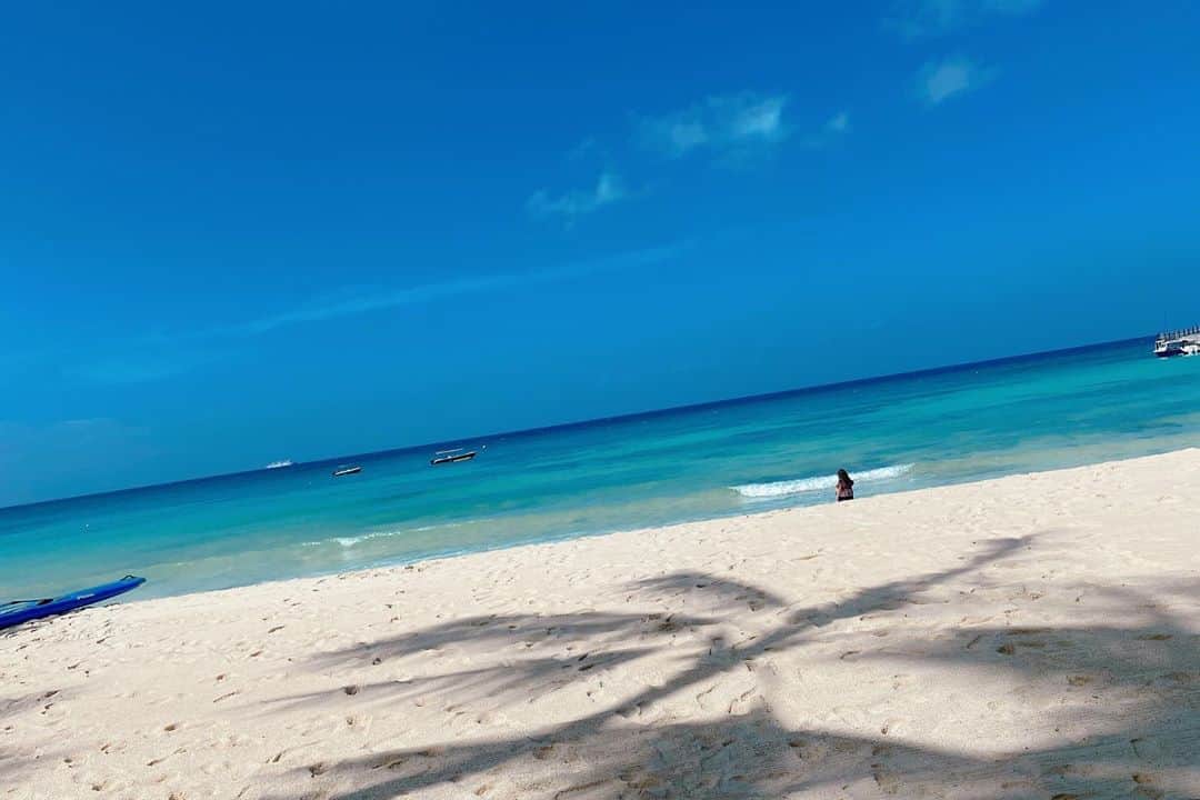 清水麻璃亜さんのインスタグラム写真 - (清水麻璃亜Instagram)「ボラカイ島の綺麗すぎる写真です🏝 海、本当〜〜に綺麗だった！！ ボラカイ島のホワイトビーチは砂浜が真っ白なんです！ １枚目はずっと撮影をしてくださった屋山さん　@yayamax88  の写真でお気に入り☺︎ #ボラカイ島　#Philippine」2月22日 15時09分 - gn___maria