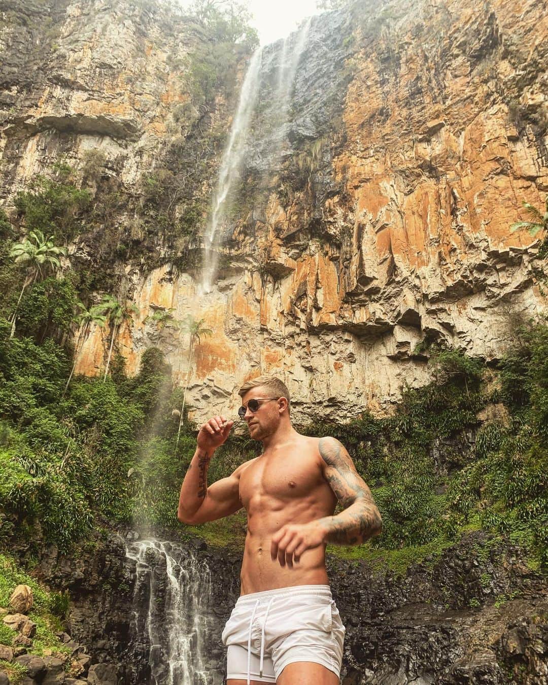 アダム・ピーティのインスタグラム：「Work rate higher than this waterfall」