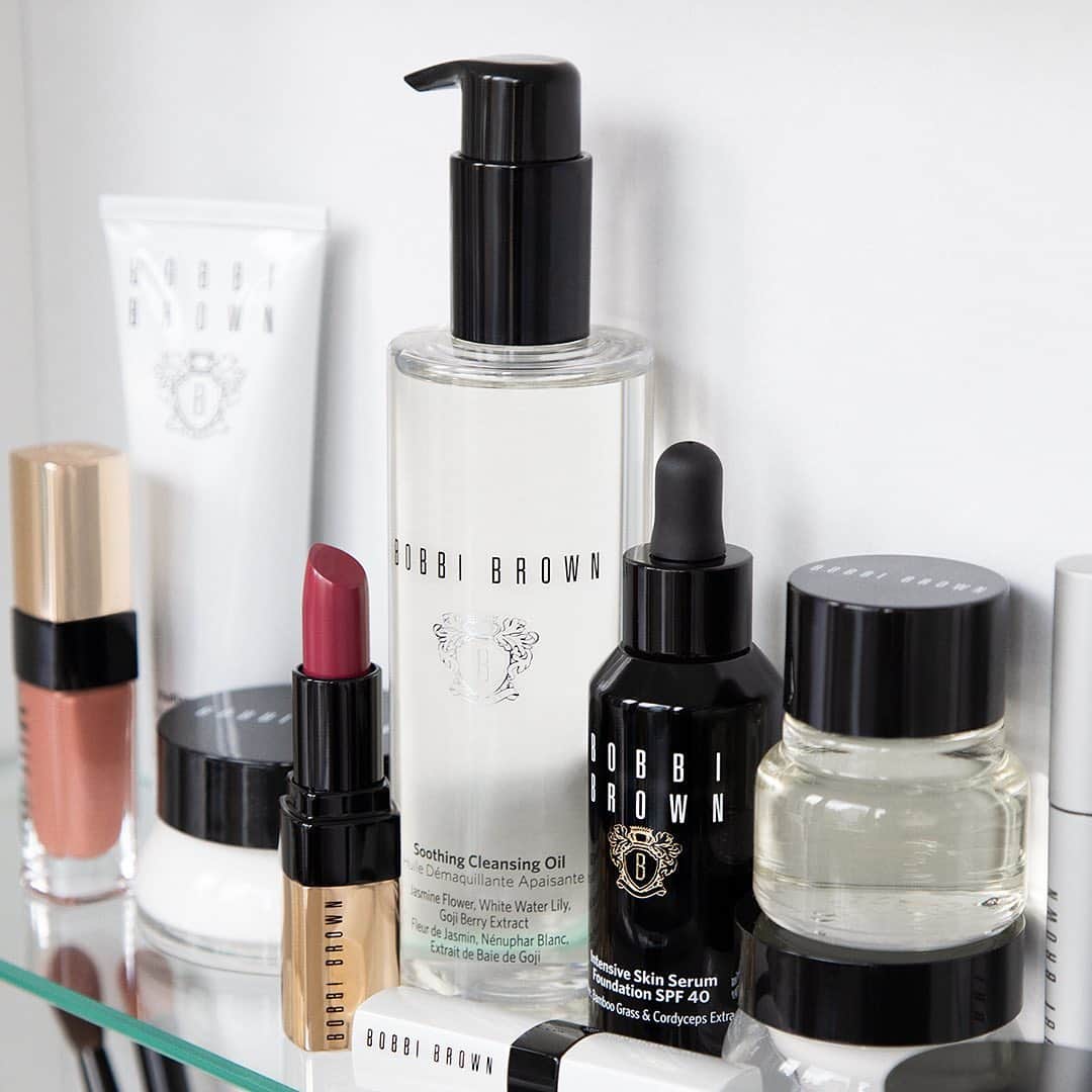 のインスタグラム：「If your #fridaynight plans tonight include @Netflix and #skincare, check out @bbpro_zarafindlay’s PM skincare routine in our Story. She shares her tricks for keeping skin soothed and hydrated.  #BobbiBrown #SkinWeek #shelfie #cleanser #faceoil #selfcare」