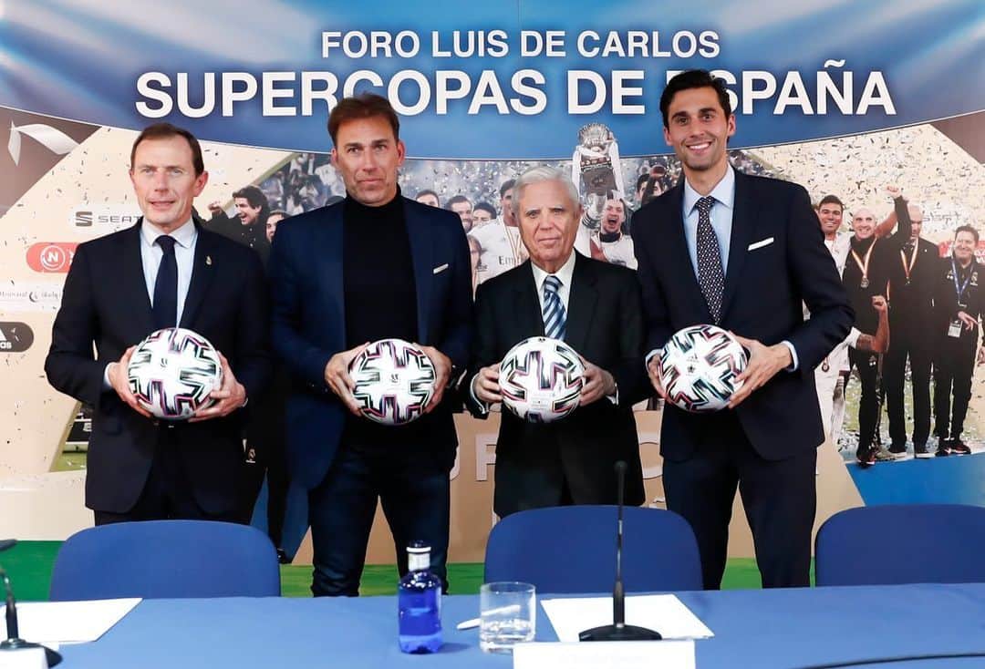 アルバロ・アルベロアのインスタグラム：「Acabamos una intensa semana con el partido de mañana frente al Levante y ya esperando al Manchester City y al Barcelona... casi ná! ⚽️ #HALAMADRID ⚪️」