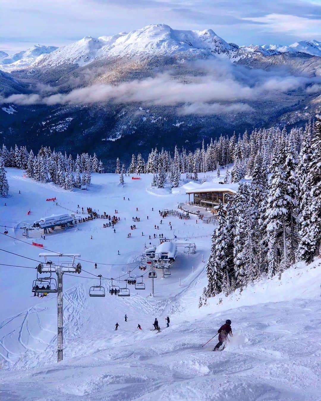 バンクーバー観光局- Tourism Vancouverのインスタグラム：「バンクーバーから車で約2時間のところにある冬のリゾート地といえば、ウィスラー。2010年の冬季オリンピックの会場にもなった場所で、ウィンターアクティビティーをしたい方には最適です。⁠ 📷 : @thegirlwiththebuffalotattoo(Instagram)⁠ .⁠ .⁠ .⁠ #カナダ #バンクーバー #Vancouver #旅 #旅行 #女子旅 #旅好き #一人旅 #海外旅行 #トラベル #旅女子 #旅行好きな人と繋がりたい #旅好きな人と繋がりたい #旅行好き #旅行大好き #旅行行きたい #旅に出たい #海外 #旅の記録 #旅の思い出 #旅行記 #旅したくなるフォト #マイトリップ #マイトリ #retrip_global #ゲレンデ #ダレカニミセタイケシキ #スキー #雪山 #ウィスラー」