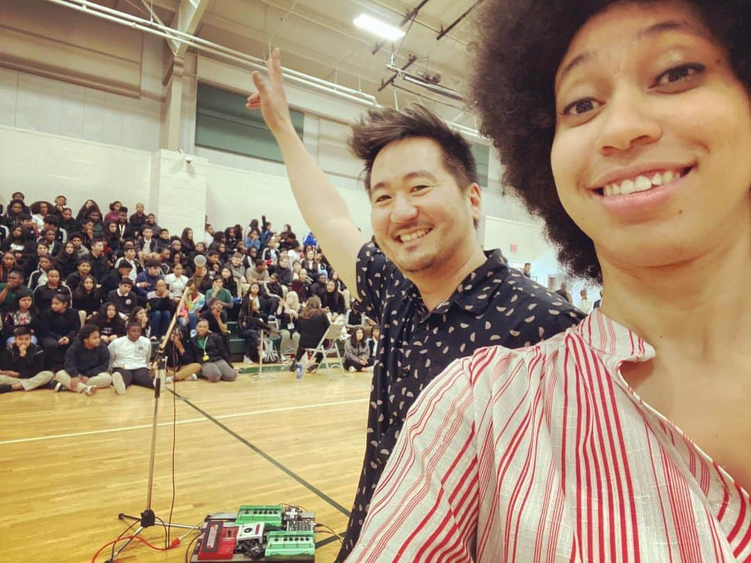 Kishi Bashiさんのインスタグラム写真 - (Kishi BashiInstagram)「thank you Coile MS and @athfestmusic for letting me test out my solo “Violin Tsunami”. (This is after @linquafranqa got a run for her 💰 in a rap battle with 8th grader Daniel). Heading to Tacoma for the NW immigrant Detention Center protest now. @tsuruforsolidarity @denshoproject @laresistencianw #athfest #middleschool #musiceducation」2月22日 7時29分 - kishi_bashi