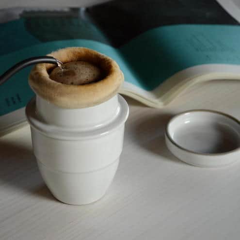 のインスタグラム：「自宅でゆっくり エコで美味しいネルドリップ☕ . コーヒー好きに人気のネルドリップ。 専用の布（ネル）を使った抽出方法のことを指します。 . ペーパーフィルターでは取り除かれてしまいがちなコーヒーオイルも抽出してくれるため、甘み、まろやかさなどを感じやすくなります。繰り返し使えるので、環境にもやさしいですよね。 「suzugame」のネルドリップは、家庭でも使いやすい優れもの。 . なにかと慌ただしい毎日。自分のための一杯で心を落ち着かせる時間を作ってみませんか☕ . ------------------------------- suzugame／陶器のネルドリッパー soupir Dark フィルター2枚付 . ▷こちらの作品はKomercoアプリでクリエイターから直接ご購入いただけます。 アプリ内「さがす」で「suzugame」と検索してください🔎 . ▷iOS版Appダウンロードはプロフィールリンクから📲 @komerco_official ------------------------------- . #komerco #コメルコ #cookpad #クックパッド #komercoごはん #料理をもっと楽しく #おうちごはん #instafood #foodpic #cookinglove #手しごと #komercoクラフト #クラフト #手作り #丁寧な暮らし #suzugame #ネルドリップ #soupir #コーヒー #ドリップ #ドリップコーヒー」