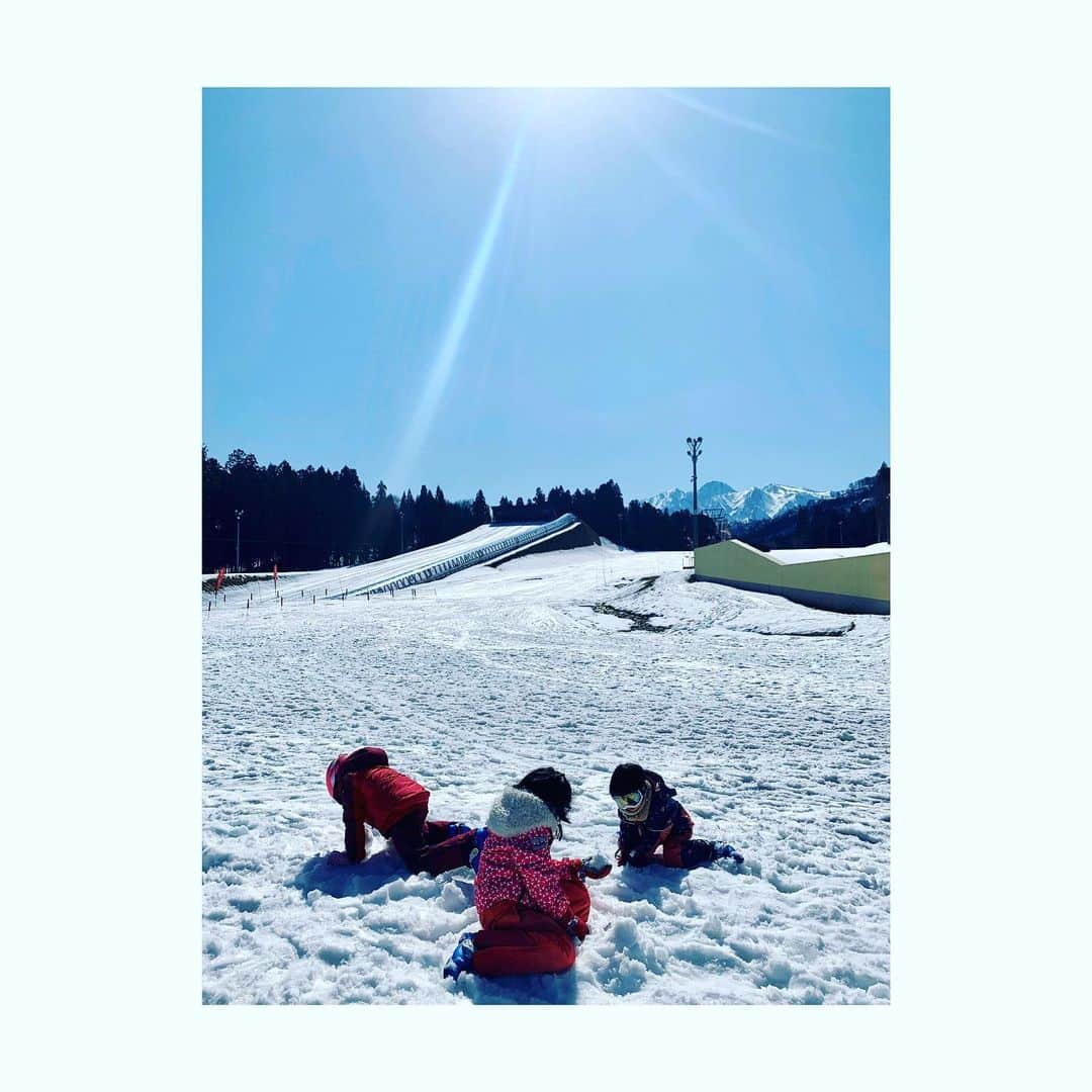 神田うのさんのインスタグラム写真 - (神田うのInstagram)「幼稚園の頃から一緒の仲良しファミリーとスキー旅行🎿 大好きなお友達💕と大好きな雪遊び☃️が出来てご満悦な娘です☺️ 日頃頑張っているご褒美はないとね❤️ #スキー旅行#大好きなお友達#子供達#雪遊び#ご褒美旅行#家族旅行#新潟#nigata#雪#snow#スキー場#ロッテアライリゾート#ロッテアライリゾートスキー場#ロッテアライリゾート上越妙高#パウダースノー」2月22日 7時41分 - unokandaofficial