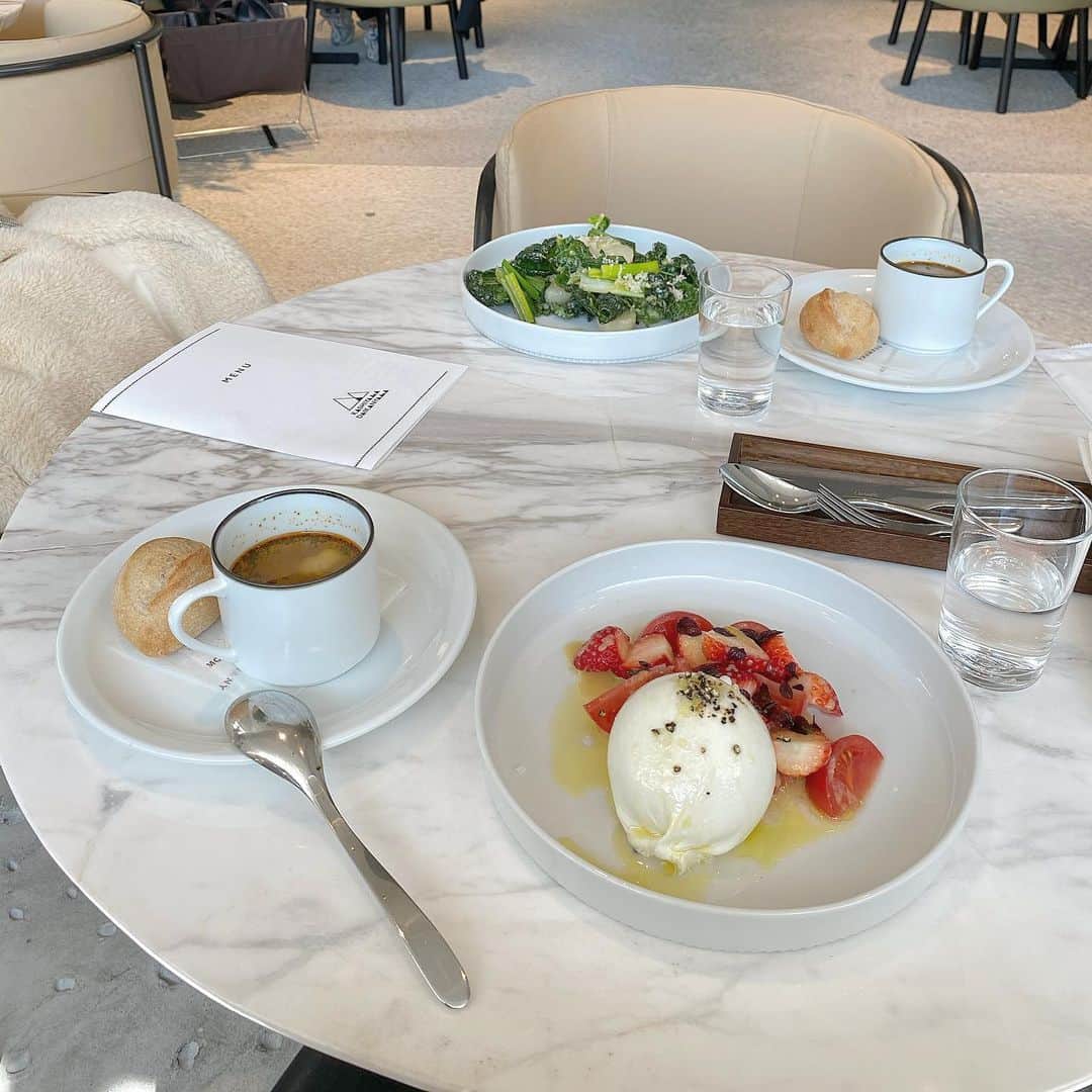 磯俣愛さんのインスタグラム写真 - (磯俣愛Instagram)「おはようございます🌞 早起きの毎日🥺いつになったら朝になれるのでしょうね👐 . . . ここオシャレやった 女の人が集結してました🌞 サラダも美味しいし、オシャレやし この丸い白の塊はカプレーゼなんです。。。 なんてこった。。。 それを苺とトマトと食べるというイカしたランチでした🌞 . . . #カプレーゼ#kashiyamadaikanyama #代官山#代官山カフェ#代官山デート#代官山ランチ #代官山グルメ#代官山さんぽ#東京ランチ#中目黒ランチ#中目黒グルメ#恵比寿ランチ#恵比寿カフェ #カフェ巡り#ランチ巡り #チーズ」2月22日 7時42分 - ai_isomata