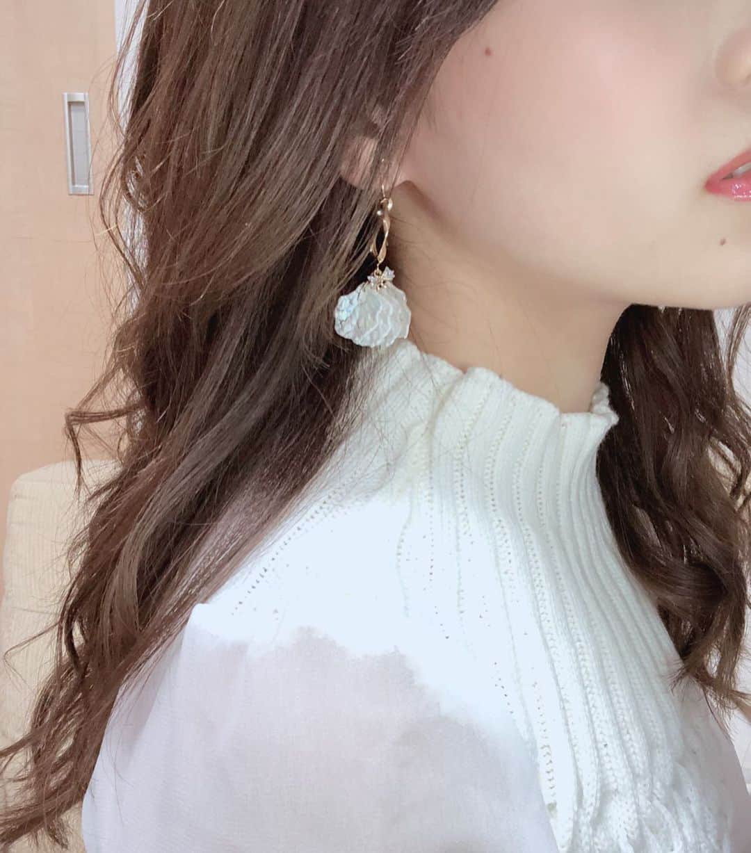 のインスタグラム：「おはようございますー♥﻿ 今日も6時起きで小児タッチケア行ってくるよ🏃﻿ ﻿ 私のアクセサリーセレクトショップで結構問い合わせが多かったのがこれ🥰﻿ ﻿ 花びらになってるよ😌﻿ アクセサリー自体は軽くて付けてて疲れない(*´∀`)♪﻿ ﻿ ピアスは全部コンバーターでイヤリングに変更できるからおすすめ🥰﻿ ﻿ かわかわ❤﻿ ﻿ コンバーターごとに雰囲気が変わるからHPで確認してみてください🥰﻿ HPはわたしのインスタのTOPに貼ってるのと、ハイライトにスワイプで飛べるようにまとめているからみてみてね♥﻿ ﻿ #イヤリング #ピアス #かわいい #アクセサリー #花びら #花びらアクセサリー #アクセサリーセレクトショップ #セレクトショップ #通販 #アクセサリー販売 #清楚アクセサリー #ニット #タートルニット #韓国通販 #プチプラ通販 #通販サイト #ロングヘア #いいね返しは絶対 #いいねした人で気になった人フォロー #横顔 #ピアス #イヤリング #コンバーター #アクセサリー販売中」