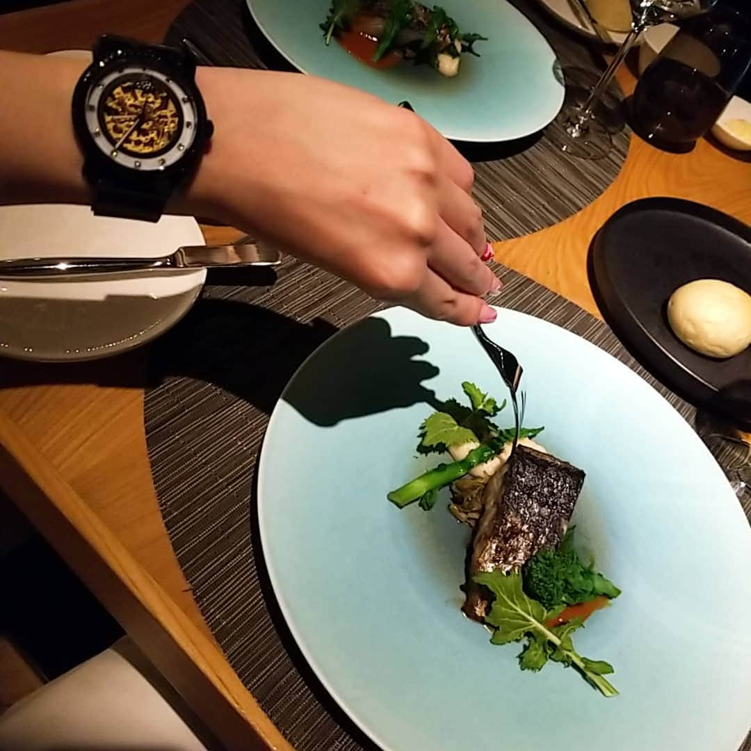 今堀恵理さんのインスタグラム写真 - (今堀恵理Instagram)「@conradosaka_jp 40階にあるシーフードグリル『C GRILL』さんに由起さんと行って来ました💕  関西圏（三重県を含む）の食材に特化し、「地産地消」や「サステナビリティ」をテーマにしたコース『関西ローカルガストロノミー』のコースを食べました  近年耳にすることが多くなってきた「サステナビリティ（持続可能性 ）」は、 環境・社会・経済の３つの観点からこの世の中を持続可能にしていくという考え方を指し、 そのなかでも食品ロスや脱プラスチックの対策への注目が高まってきています  フードロスを極限まで減らしたコ薪火焼きのコース料理、１つ１つ丁寧だしお味も良かったです  コース12,500円、 18,000円、 「大門酒造」酒3種テースティングセット3,000円～  今日の時計は @loborjapan　【eriim210】クーポンご使用で10パーセントオフになります。 (クーポン使用期限は本日より1年間)  #lobor #ロバー #腕時計 #時計 #手元倶楽部　#conradosaka #シーグリル　#サステナビリティ #フードロス　#関西　#大門酒造　#夜景　#ルイナール　#今堀恵理　#芦屋セレブ」2月22日 8時16分 - eriimahori