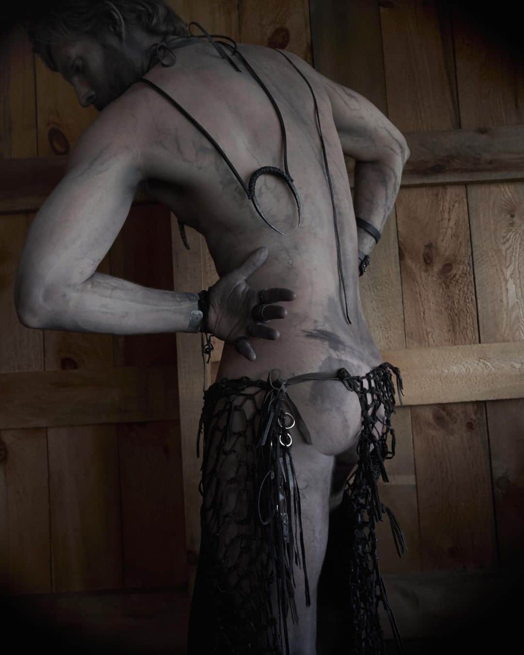 カーター・スミスのインスタグラム：「This  story was basically an  @all_the_dead_boys shoot done for a magazine ( @summerwintermagazine ). I did the makeup and photos and @billmulleninc did the wardrobe. Including this kick ass woven leather fishnet skirt type loincloth thing. ..🖤🖤🖤 Worn by the bewitching @rjrogenski 🌒🌔🌘」