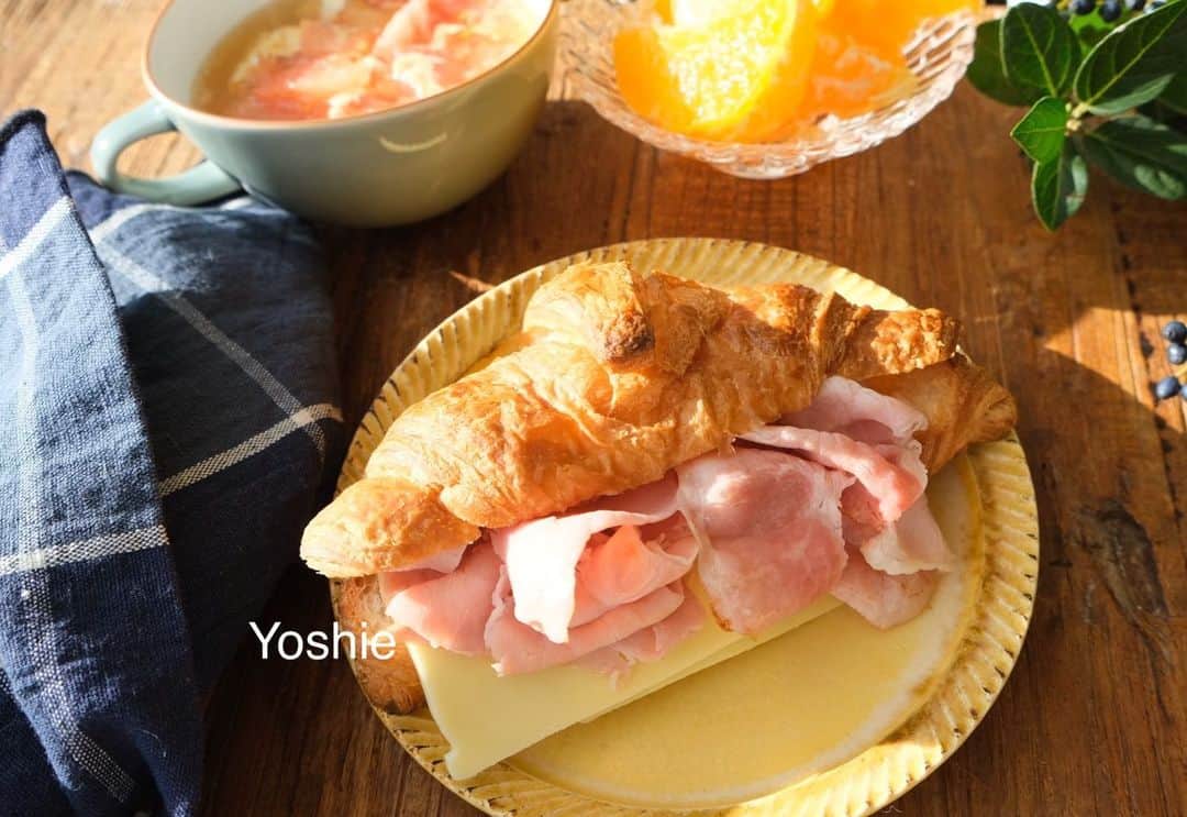草間淑江さんのインスタグラム写真 - (草間淑江Instagram)「おはようございます！  ２月２２日の朝です。  今朝は、クロワッサンサンド、トマトと卵のスープ、ポンカン。  今はまっているクロワッサンにハムチーズを挟みました。  今日のクロワッサンはダロワイヨ。  しっとり系ですね。  そうそう！今日はカメラを変えてみました。  最近購入したFUJIFILM X-T30の一眼レフで撮影。  どうかな。  いつもと雰囲気違うかな？  今朝も感謝して。  ご馳走様でした🙏  今日も快晴の東京。  ３連休です。  みなさま素敵な時間をお過ごし下さい😊 ・ ・ #朝食#土曜日の朝#クロワッサン#🥐#最近はまってます#ハムチーズ#トマトと卵のスープ🍅 #ポンカン#３連休#皆さま素敵な週末を」2月22日 8時56分 - yoshie_kusama
