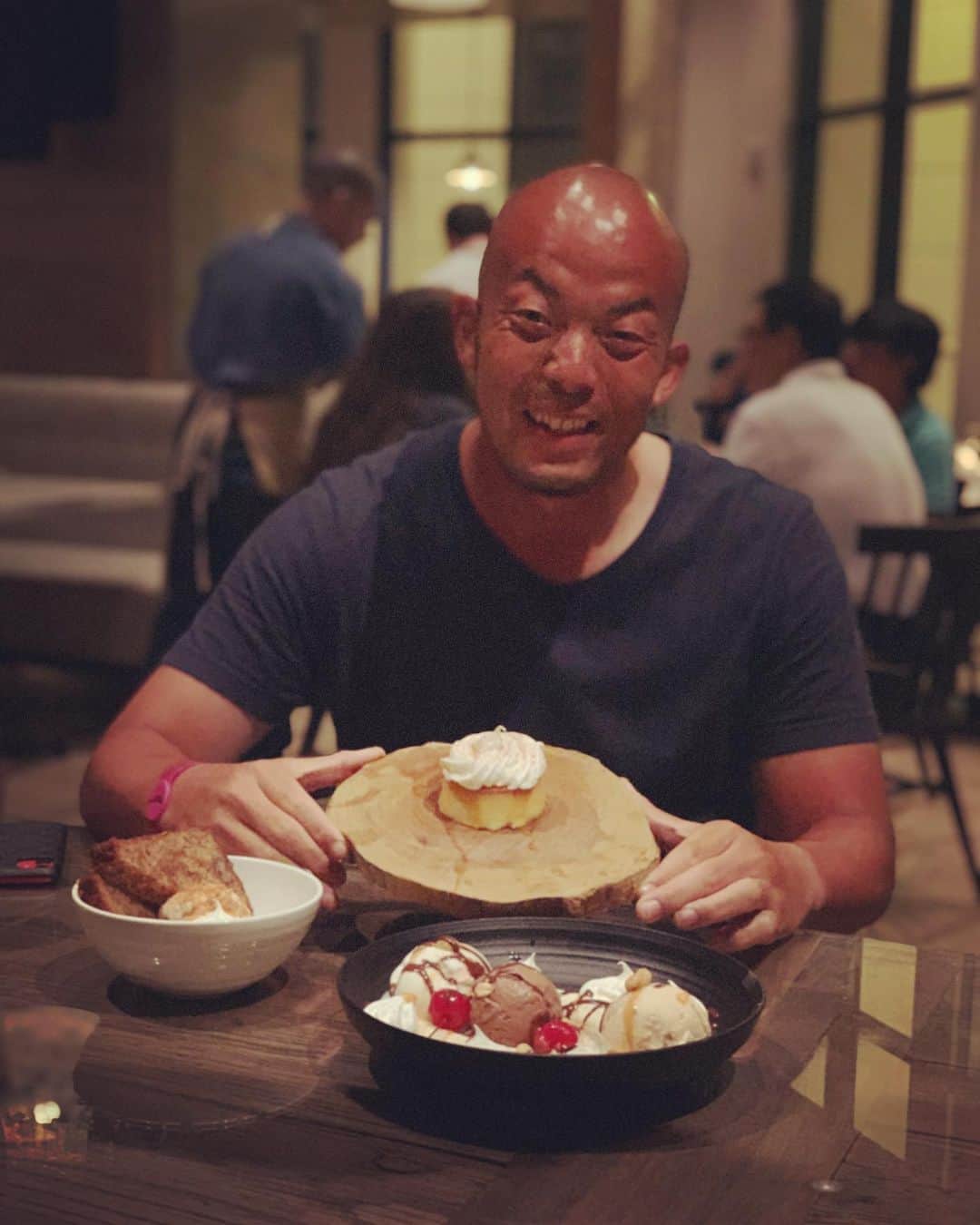 小平智のインスタグラム：「トレーナーの前嶋くん！ 甘いものみて大喜び！笑 俺と同じ歳。見えない！笑 30年彼女なし、彼女募集中(^^) #前嶋祐輔 トレーナー #満面の笑み」