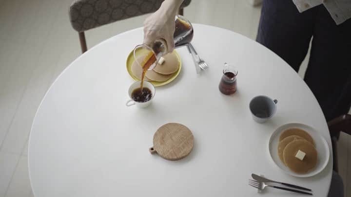 cafe_no_maのインスタグラム：「A room’s silhoutte is naturally made up straight lines, so a round table will make your room soften. ・ 角の取れた丸テーブルがあるだけで直線で囲まれた空間が和らぐように思います。」