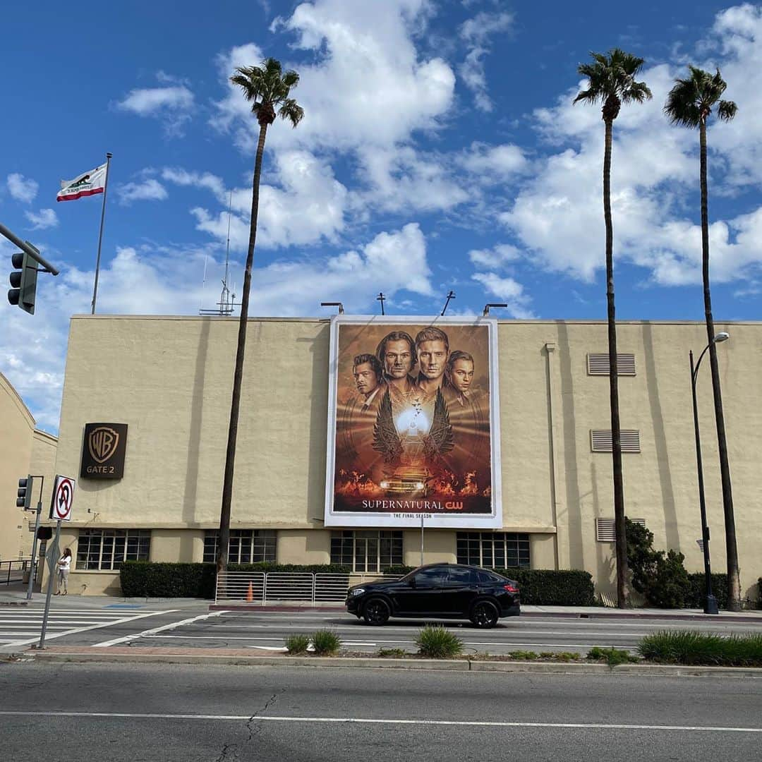 ジャレッド・パダレッキのインスタグラム：「For 5 years, I drove by this wall on my way to film #gilmoregirls ... I looked up at the Friends cast and the West Wing cast and the ER cast... now there are young actors and actresses who get to look up at @alexandercalvert @misha @jensenackles and me.... poor souls 🤦‍♂️ #supernatural #spnfamily」