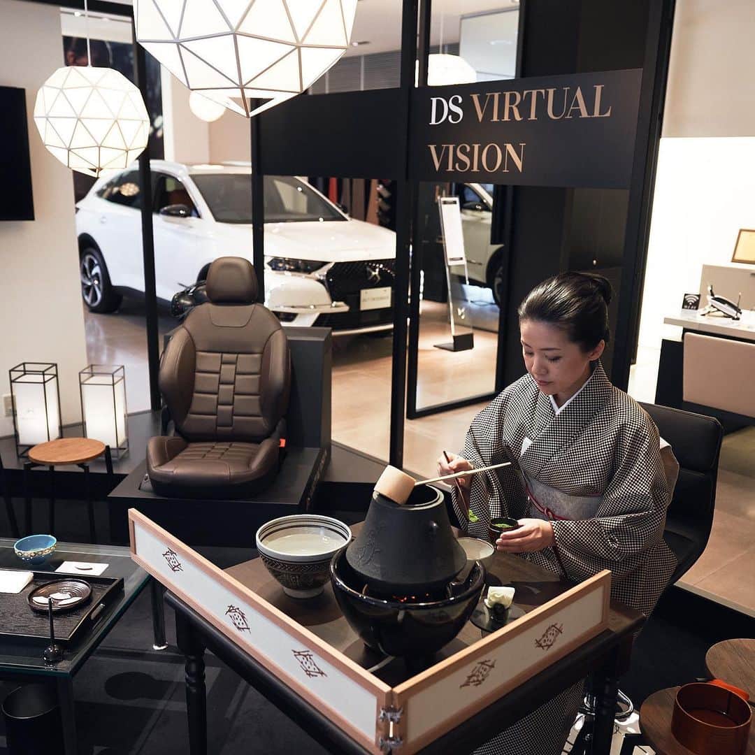 のインスタグラム：「【「DSｘmiyako andon：パリと東京“サヴォアフェール”の交差」DS STORE 東京にて開催中！】 ⠀ ⠀ 創業1880年、匠なる技を以て伝統的な日本のあかりを現代的に製作している「都行燈」とのコラボレーション展示会をDS STORE 東京にて開催中。 ⠀ ⠀ フランスのクラフトマンシップを駆使したアヴァンギャルドなラグジュアリー車「DS」を、江戸の頃から伝わる精巧な技術で作られた行燈が照らします。 ⠀ それは「パリと東京の“サヴォアフェール”（伝承技術）の交差」と言える特別な空間をぜひご体験ください。 ⠀ ⠀ 日 時：2020年2月13日（木）～2月25日（火） 10：00～19：00（水曜定休） ⠀ 場 所：DS STORE 東京（107-0062 東京都港区南青山6-3-16 A-FLAG美術館通り1F） ⠀ ※入場無料 ⠀ ⠀ #DSautomobiles #SpiritofAvantGarde #DSSTORE東京 #miyakoandon #都行燈」