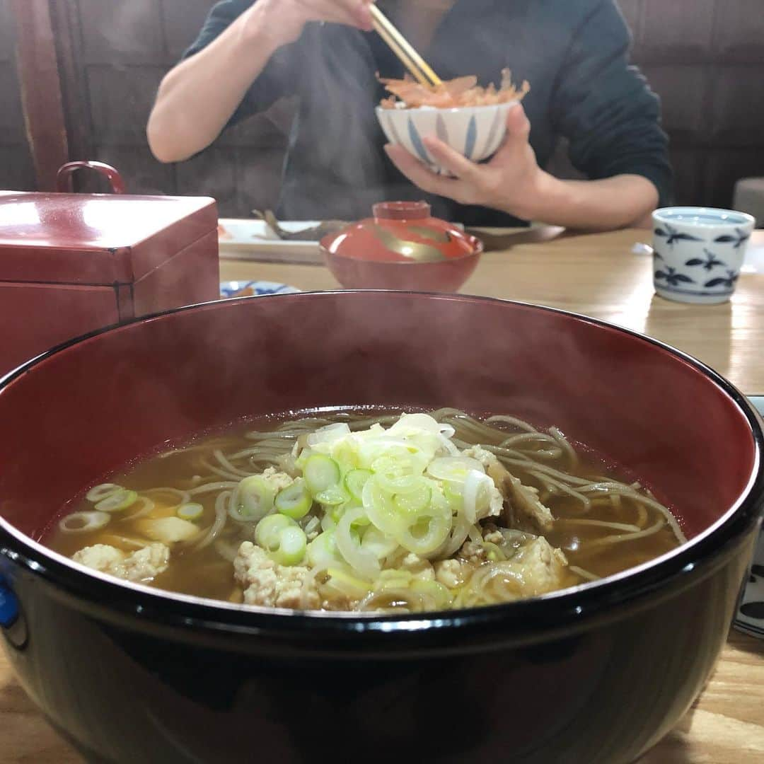 今西由記（ゆきぴ）のインスタグラム：「新年１発目は食べてばかりの旅行でした。 写真は撮ってないけどラーメンとかアップルタルトとかゆばまんじゅうとか色々食べた。  丸出禿照さんにしてやられました。 この時期の東北は流れてない滝もあひます。皆さん注意しましょう。」