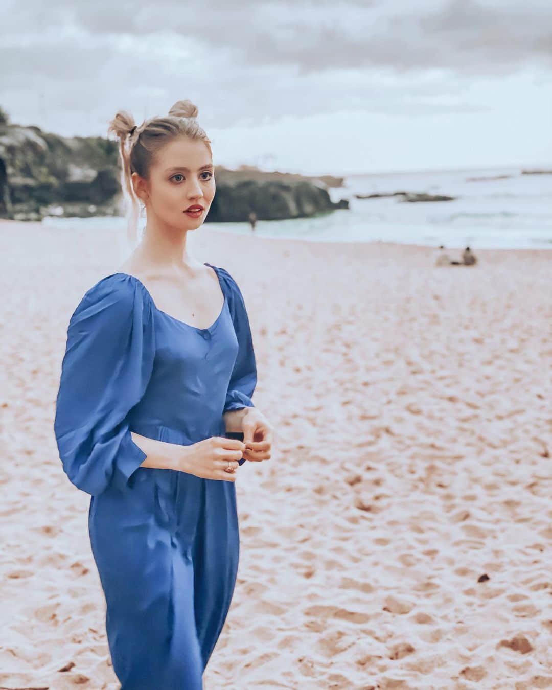 アリソン・ハーバードのインスタグラム：「🪐🌙 @samanthapleet」