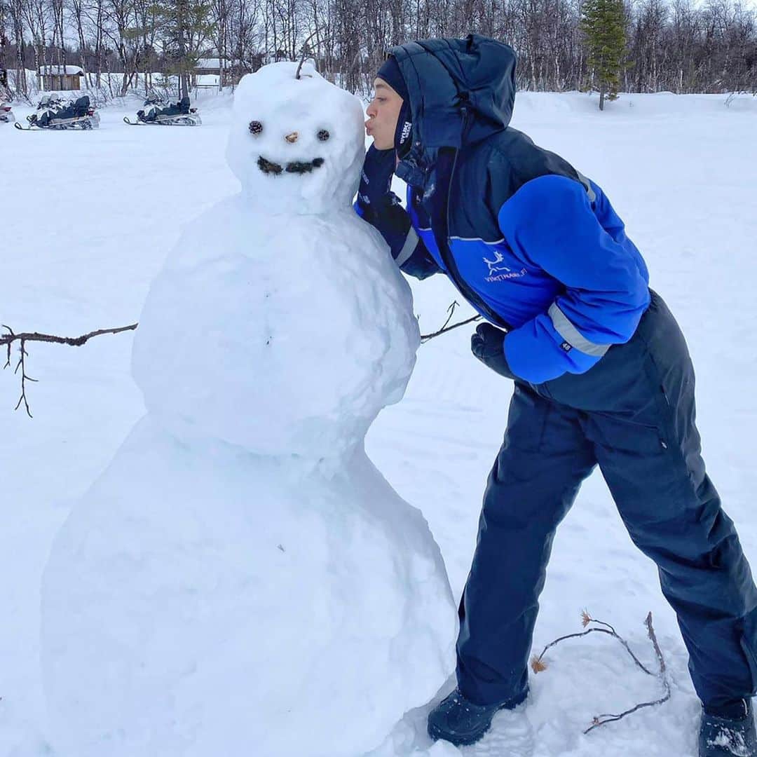 エミ・レナータさんのインスタグラム写真 - (エミ・レナータInstagram)「フィンランド初めて来ました！　夏大好きだからいつもあったかい国に行くけど、今回フィンランドを選びました。やっぱりとても寒いけどほんとにきれいだね。❄️☃️ • #フィンランド  #冬　#雪　 #エミレナータ • Happy kiddo ☺️ Although I’m more of a summer & sun kinda girl, Lapland is as close as reality gets to those who dream of a winter wonderland💙❄️⛄️ FYI: I might meet Santa! • #emirenata #visitlapland #travel #winterwonderland #snowy #keeponsmiling.」2月22日 9時24分 - emi_renata