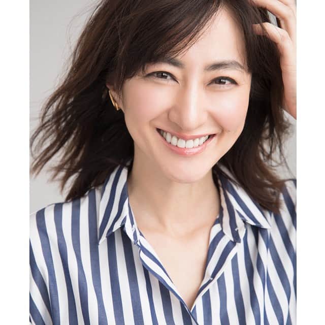 前田ゆかのインスタグラム：「「これが真実のツヤ肌の作り方」 @be_story_official  使うアイテム時間も最小限で上品なツヤをかなえるテクニック✨ ファンデは薄いまま！！ 年代別に分かりやすく載ってますよ✨  発売中の美ST4月号  参考になさってくださいね✨  #美ST #4月号 #ツヤ肌 #beauty #skincare #前田ゆか」