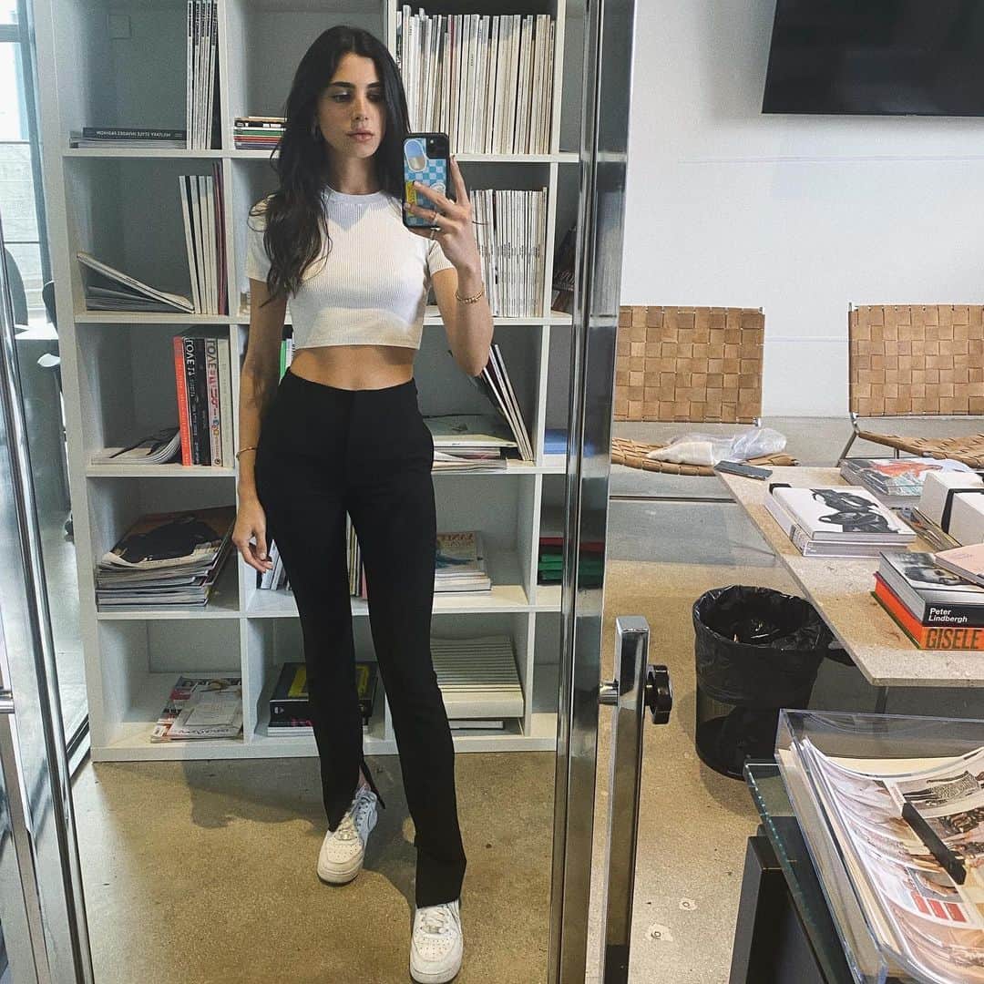 ローレン・ペルツのインスタグラム：「These boss pants are really making me feel comfortable in your nice office @emmagrede」