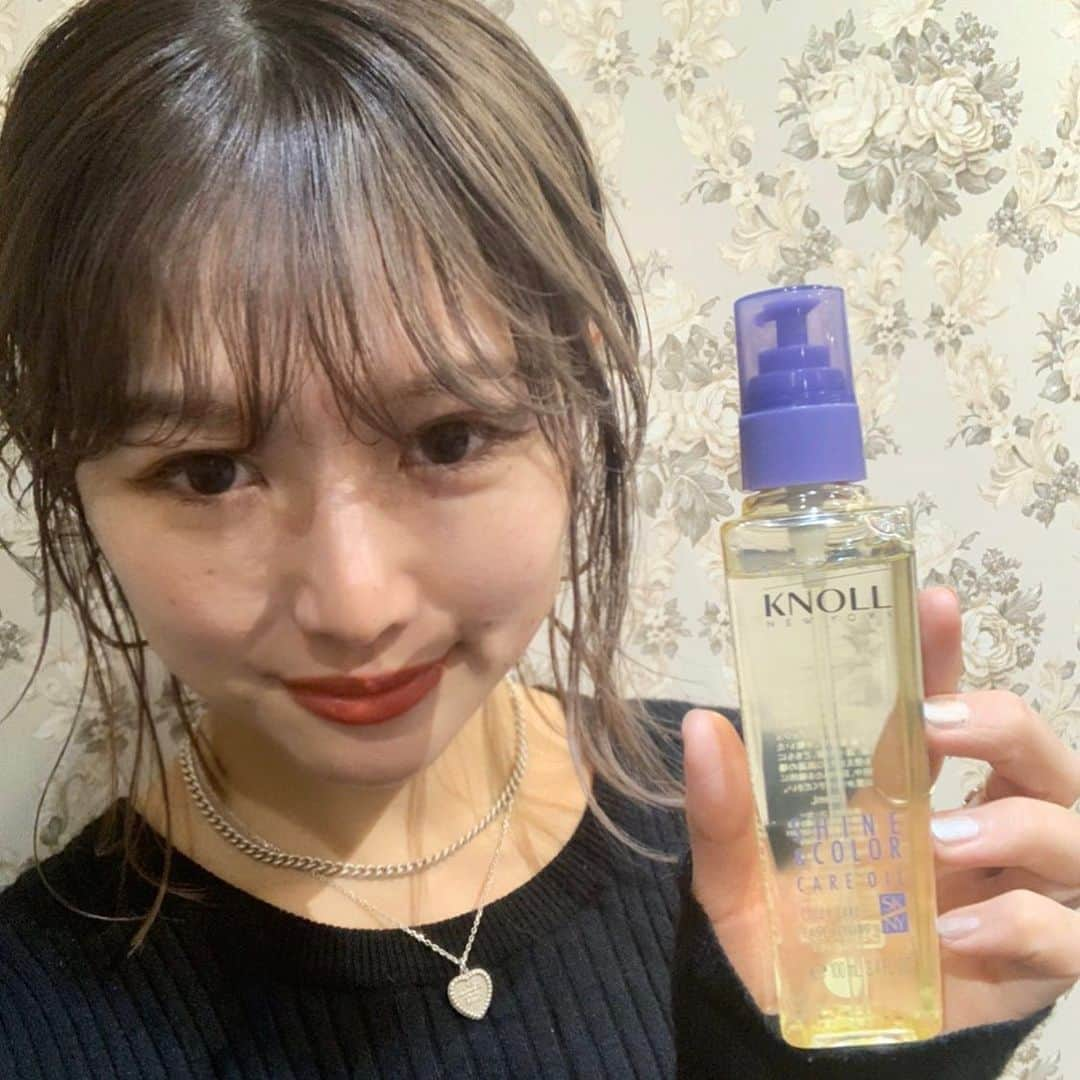 NANA HOSOYAさんのインスタグラム写真 - (NANA HOSOYAInstagram)「2月発売の「スティーブンノル シャイン カラーケア オイル」を使ってみました☺︎ 使ってみた感想は、かなりしっとりした重めの使用感なのでハイダメージの方、ボリュームが出る方に合いそうだなぁと思いました。  私はブリーチ毛なので、乾いた状態だと3〜4プッシュ全体にもみこむとしっとりし、艶がでてよかっです。 ボリュームや広がりが気になる方は、濡れてる状態で使用するとよりしっとりするのでよさそうだなと思いました。🛀 #スティーブンノル #シャインカラーケアオイル #ヘアカラー #PR」2月22日 9時47分 - nana_hair_tokyo