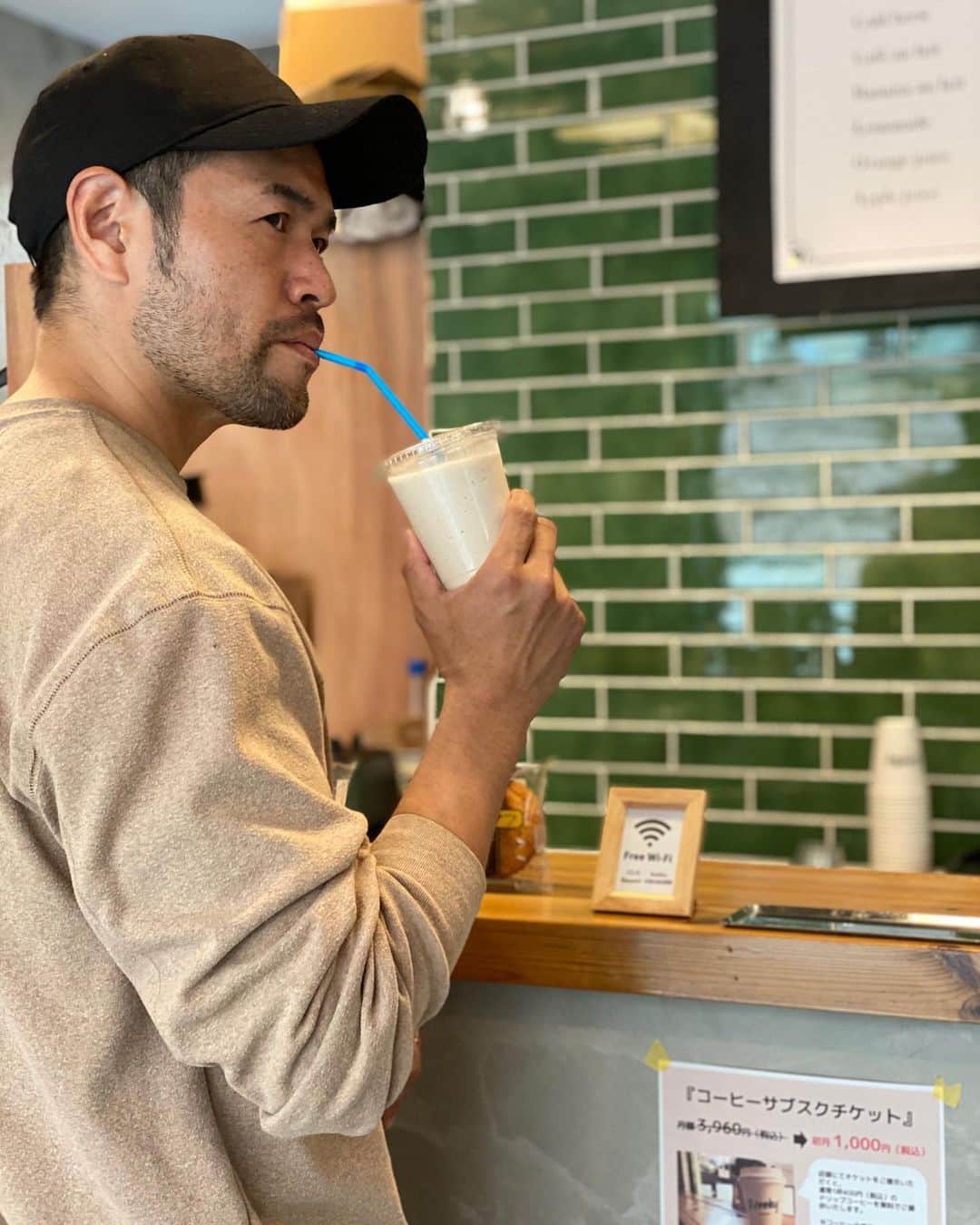 のインスタグラム：「久々の二日酔い  バナナジュースとコーヒーでリセット  でも二日酔い  #fooky #harajuku  #coffee  #フーキー #原宿 #バナナジュース #コーヒー #コーヒースタンド #二日酔い #ニッチロー' #酔ってロー」