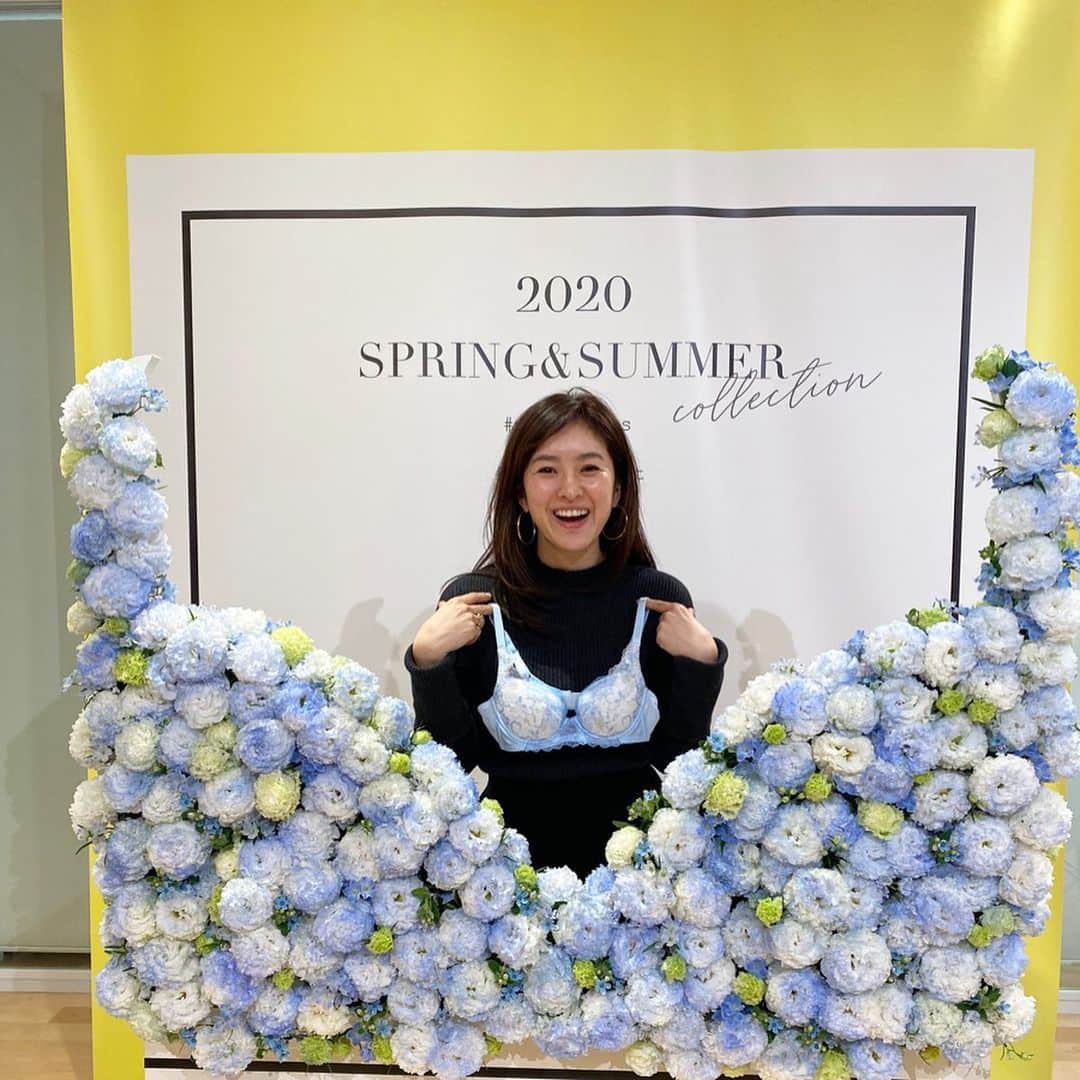 のインスタグラム：「ワコール @wacoal.jp さんへ☺︎ ついつい年々 楽なものへといきがちなブラさん ですが  やはりきちんとホールドしてケアしないと 下へ下へと向かってしまうのですよ。 めんどくさがらず 採寸&試着しなきゃね。 改めて下着も見直し決定✨ 重力に負けないバストケアブラ はい 重力に負けないよう頑張ります☺︎ @mikity_life & @sachiko__kurihara  ありがとっ❤︎ #wacoal #wacoal_20ss #バストケア」