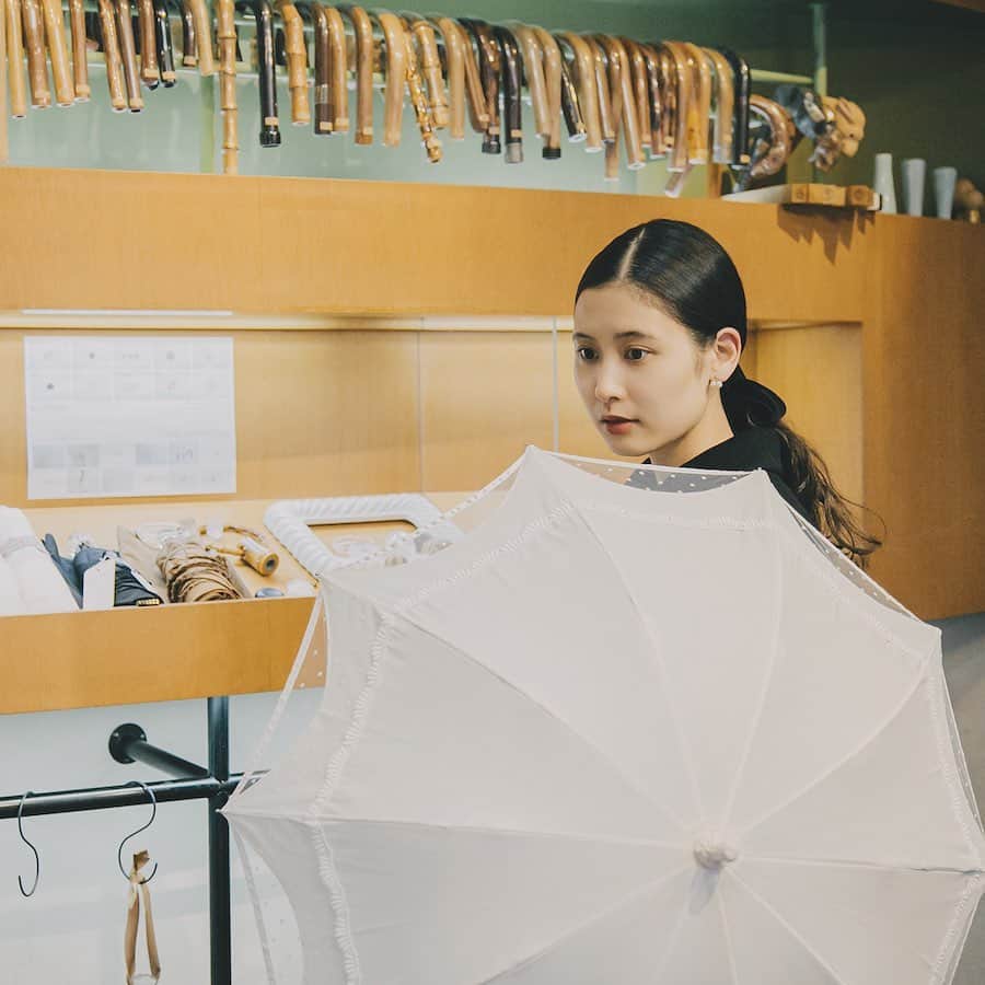 前田エマさんのインスタグラム写真 - (前田エマInstagram)「#前田エマの東京ぐるり  @fudge_magazine  今回はずっと訪れてみたかった傘の柄の専門店 @ohmori3 #大森商店 さんへ☂️ Instagramで見つけたときから一目惚れしていた、雨の雫のようにキラキラひかる傘の柄など、職人さんの技を垣間見ました。 ストーリーにURLを載せています↑」2月22日 9時50分 - emma_maeda