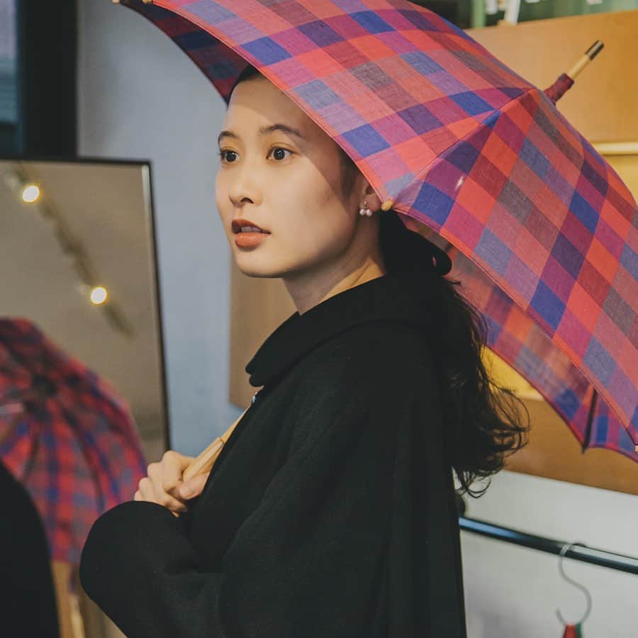前田エマさんのインスタグラム写真 - (前田エマInstagram)「#前田エマの東京ぐるり  @fudge_magazine  今回はずっと訪れてみたかった傘の柄の専門店 @ohmori3 #大森商店 さんへ☂️ Instagramで見つけたときから一目惚れしていた、雨の雫のようにキラキラひかる傘の柄など、職人さんの技を垣間見ました。 ストーリーにURLを載せています↑」2月22日 9時50分 - emma_maeda