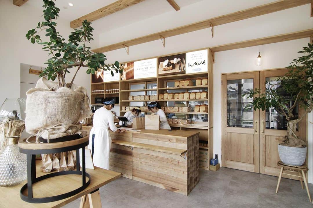 EIGHT DESIGNさんのインスタグラム写真 - (EIGHT DESIGNInstagram)「行列のできる食パン。 #sakumachi商店街 にある #つばめパン の食パンはなかなか買えない人もしばしば。。僕もまだ食べられていないです。 楽しく、続く、そんなお店づくりをお手伝いしたいです。  #名古屋カフェ #カフェインテリア #インテリアデザイン #店舗設計 #店舗デザイン #オフィスインテリア #建築設計 #店舗什器 #店舗内装 #キッチンカー #移動販売車  #eightdesign #エイトデザイン #interior #インテリア  #ライフスタイル #renovation #リノベーション #鶴舞」2月22日 9時50分 - eightdesign